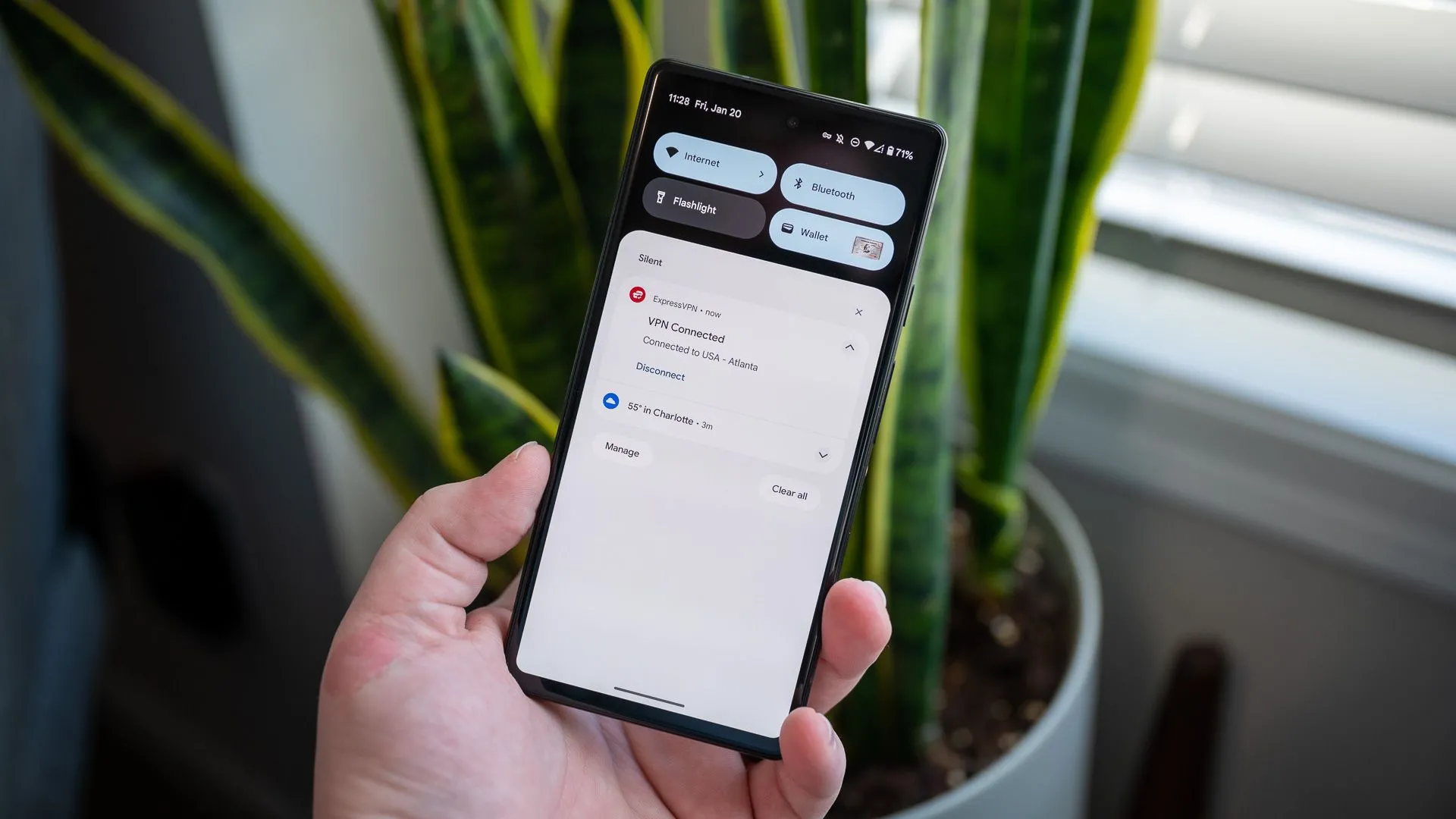 Mô tả ứng dụng VPN đang chạy trên một chiếc điện thoại Google Pixel, biểu thị kết nối an toàn từ xa