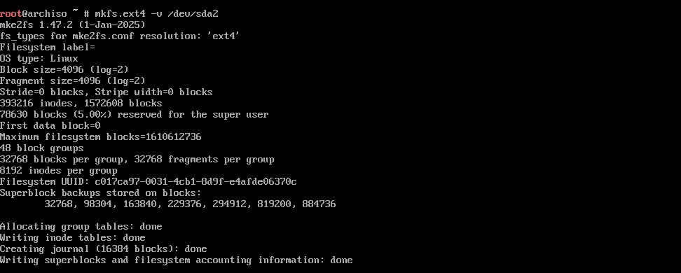 Môi trường cài đặt Arch Linux với kết quả lệnh mkfs.ext4, định dạng phân vùng