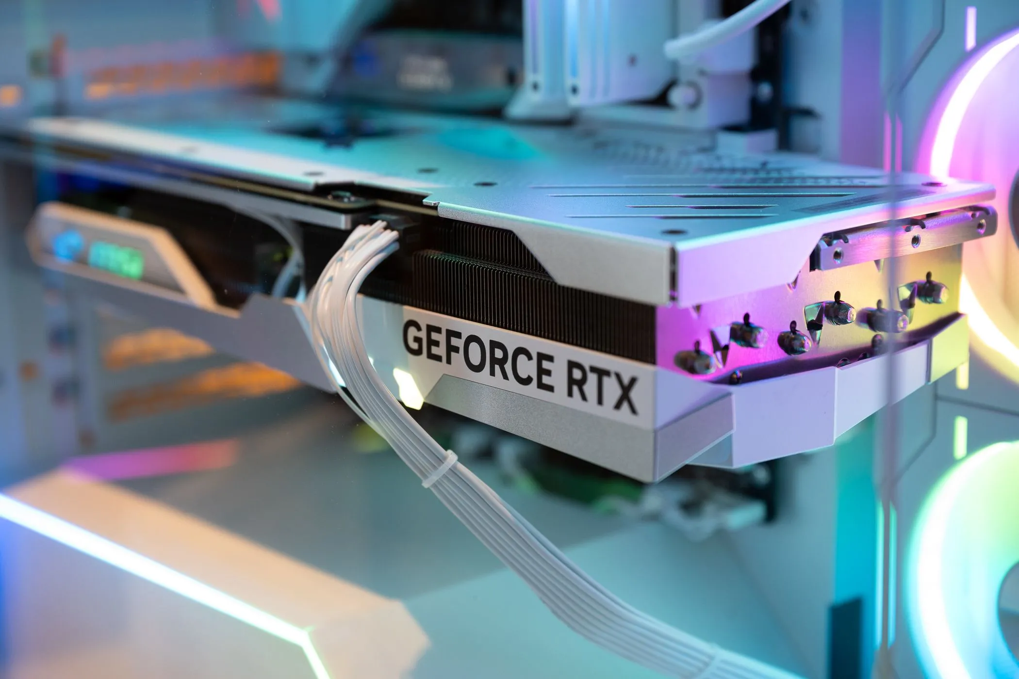 Một chiếc card đồ họa NVIDIA GeForce RTX được lắp đặt bên trong một PC gaming