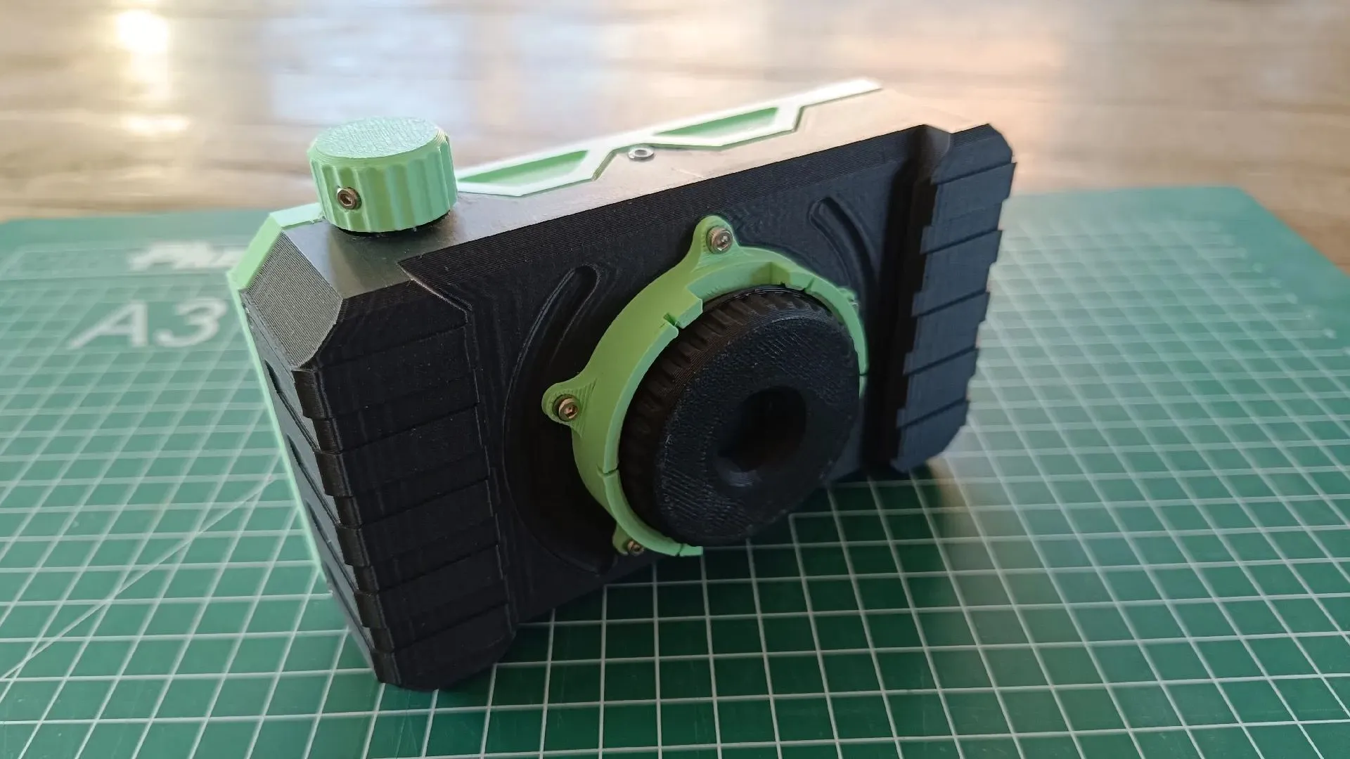 Một chiếc Raspberry Pi được gắn với một màn hình nhỏ và camera, mô phỏng máy ảnh lấy liền