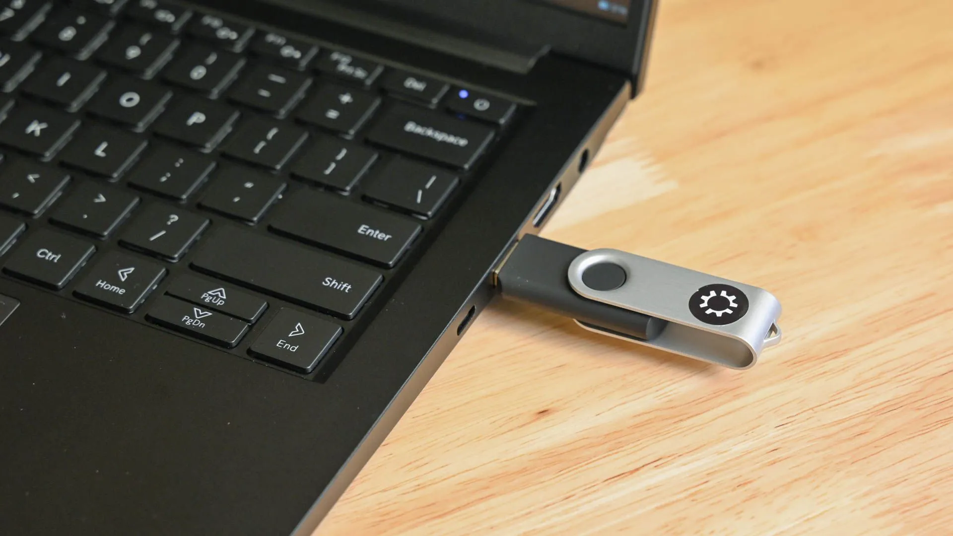 Một chiếc USB flash drive, tượng trưng cho phương tiện cài đặt Windows 11 bootable ISO, dùng để bỏ qua các yêu cầu phần cứng nghiêm ngặt.