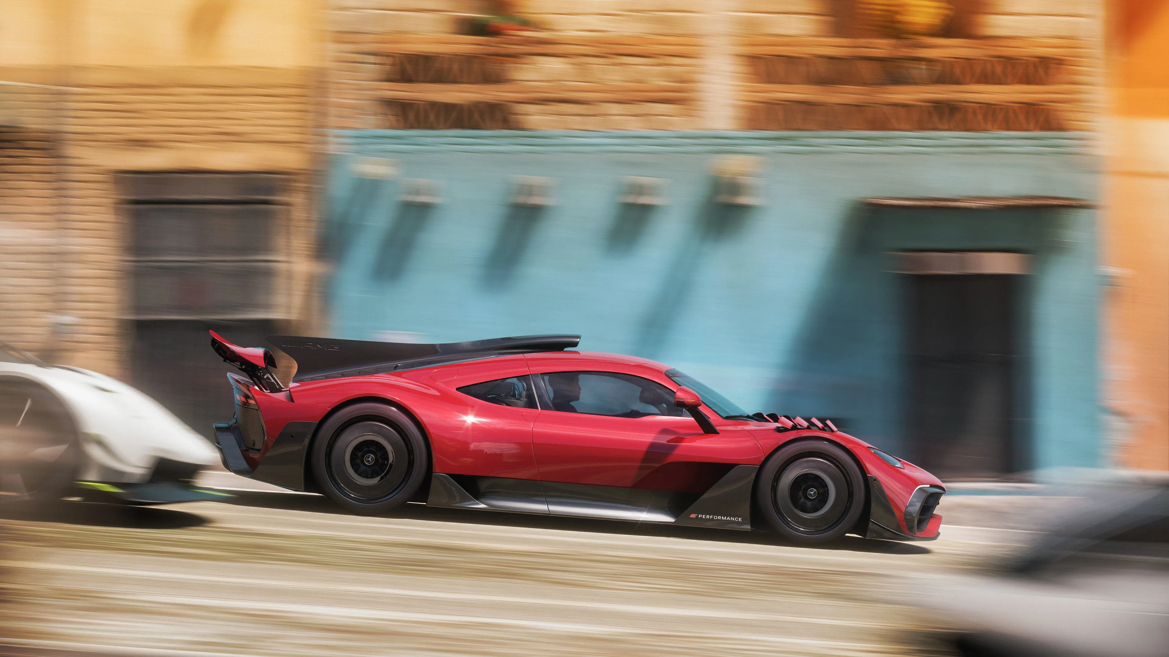 Một chiếc xe thể thao màu đỏ đang lướt qua các đối thủ khác trên đường đua trong game Forza Horizon 5.