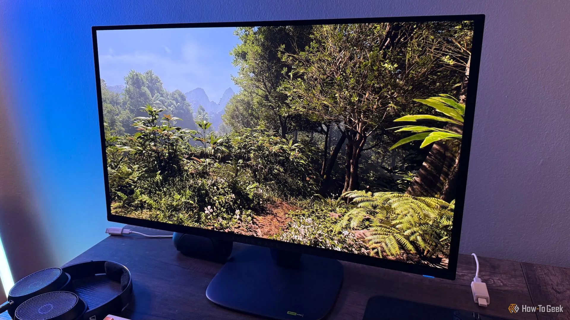 Một khu rừng trong Indiana Jones trên màn hình Alienware 27 4K QD-OLED (AW2725Q).
