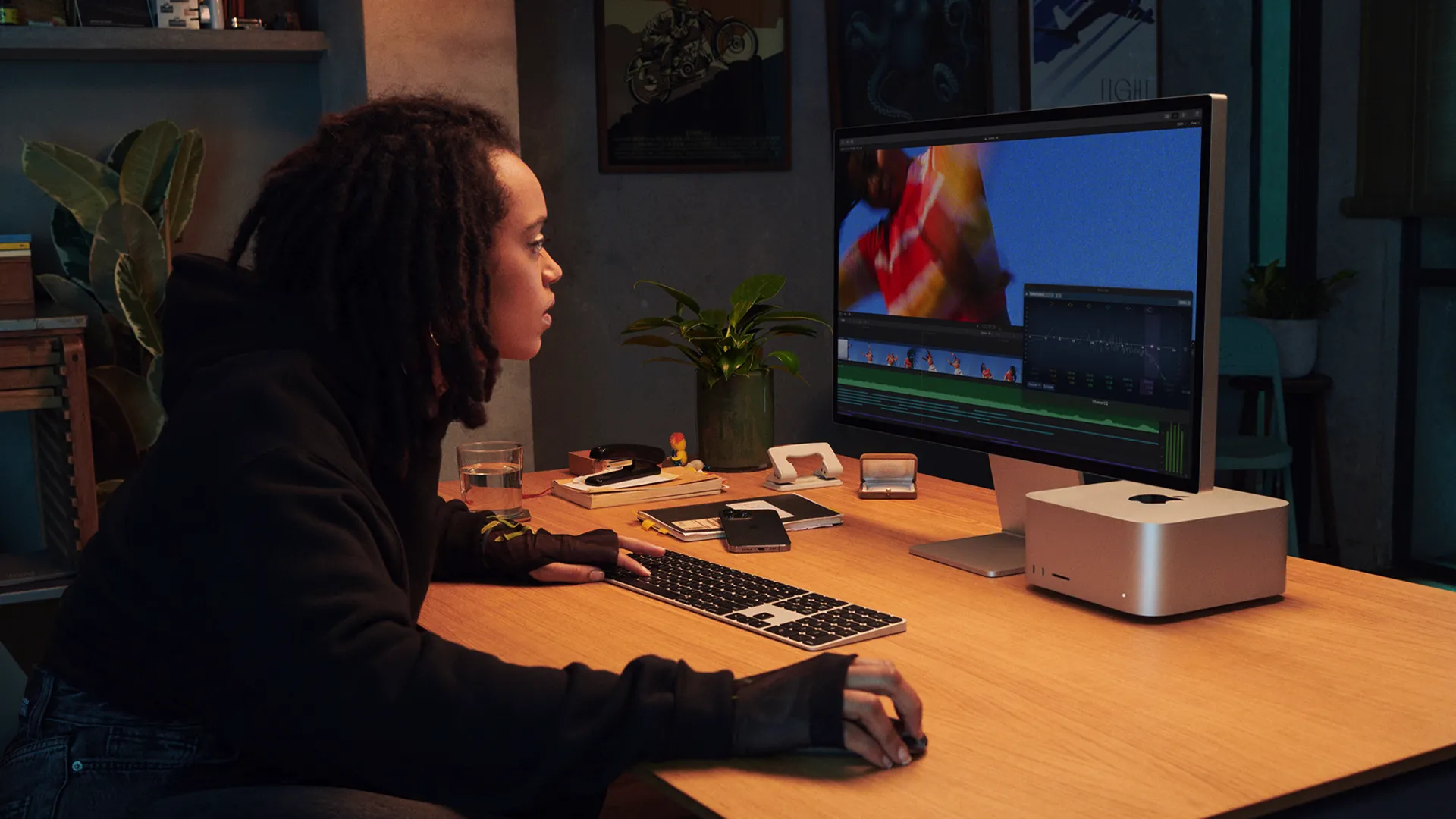Một nghệ sĩ sử dụng Mac Studio với Studio Display
