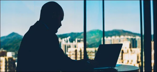 Một người đàn ông đang duyệt web trên laptop, minh họa cho việc các trang web vẫn có thể theo dõi người dùng ngay cả khi ẩn danh.
