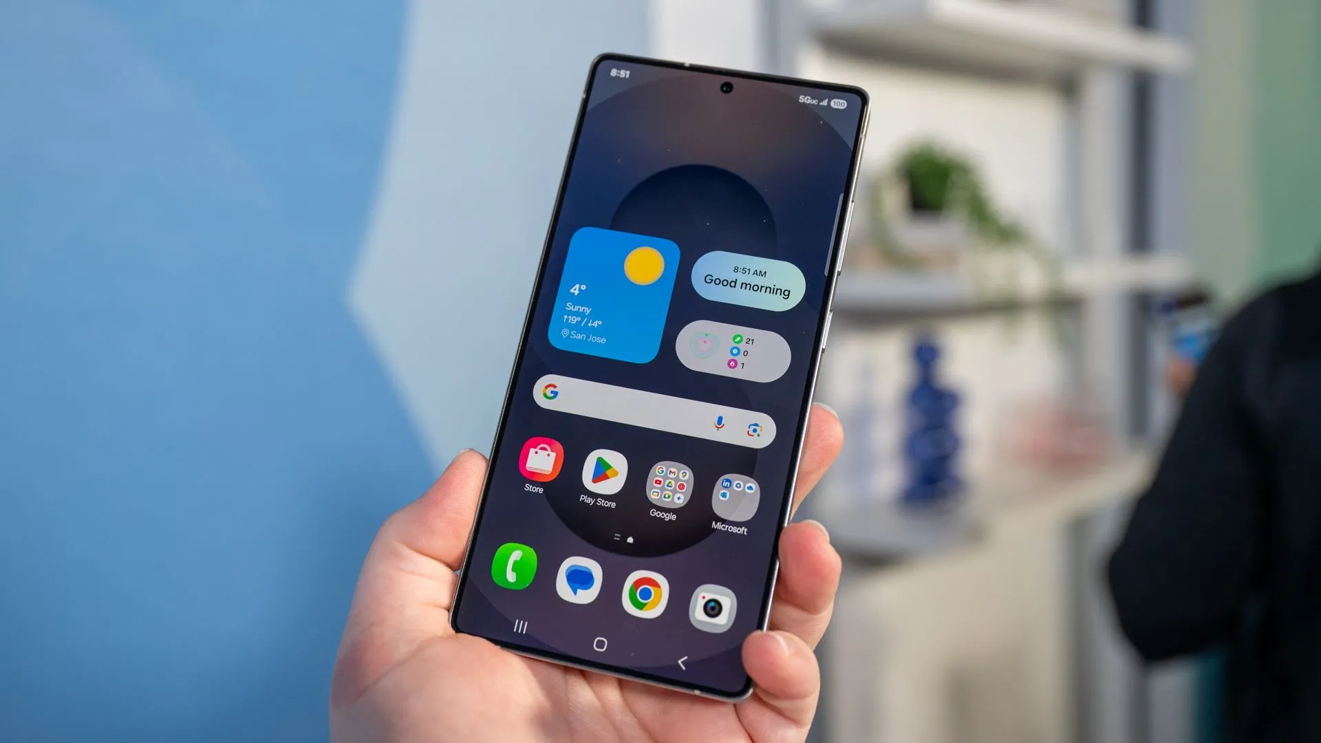 Một người đang cầm điện thoại Samsung Galaxy S25 Ultra, nhìn vào màn hình, liên quan đến bản cập nhật phần mềm đầu tiên của thiết bị này.