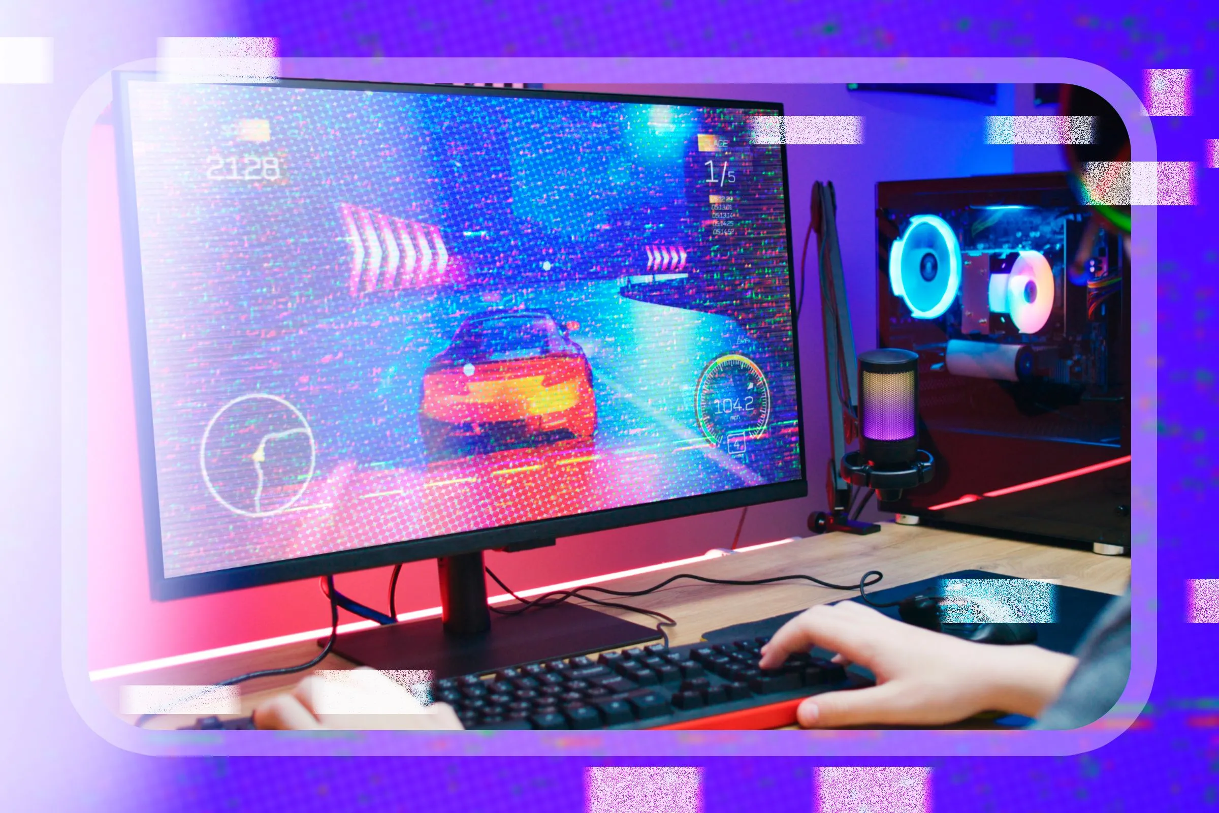 Một người đang chơi game đua xe trên laptop, màn hình xuất hiện tình trạng nhấp nháy, minh họa sự cố VRR có thể gây ra.