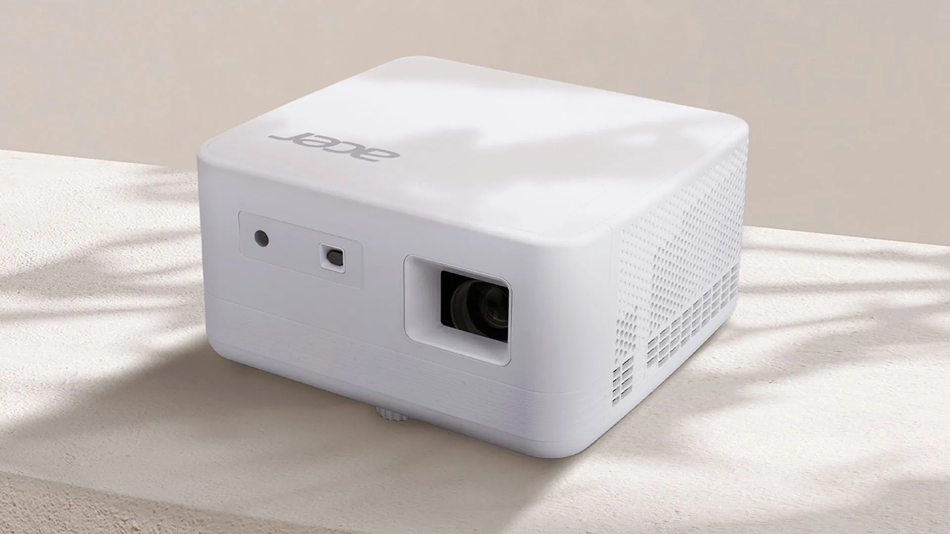 Một người đang thuyết trình với máy chiếu Acer mini phía trước, màn hình hiển thị nội dung thuyết trình