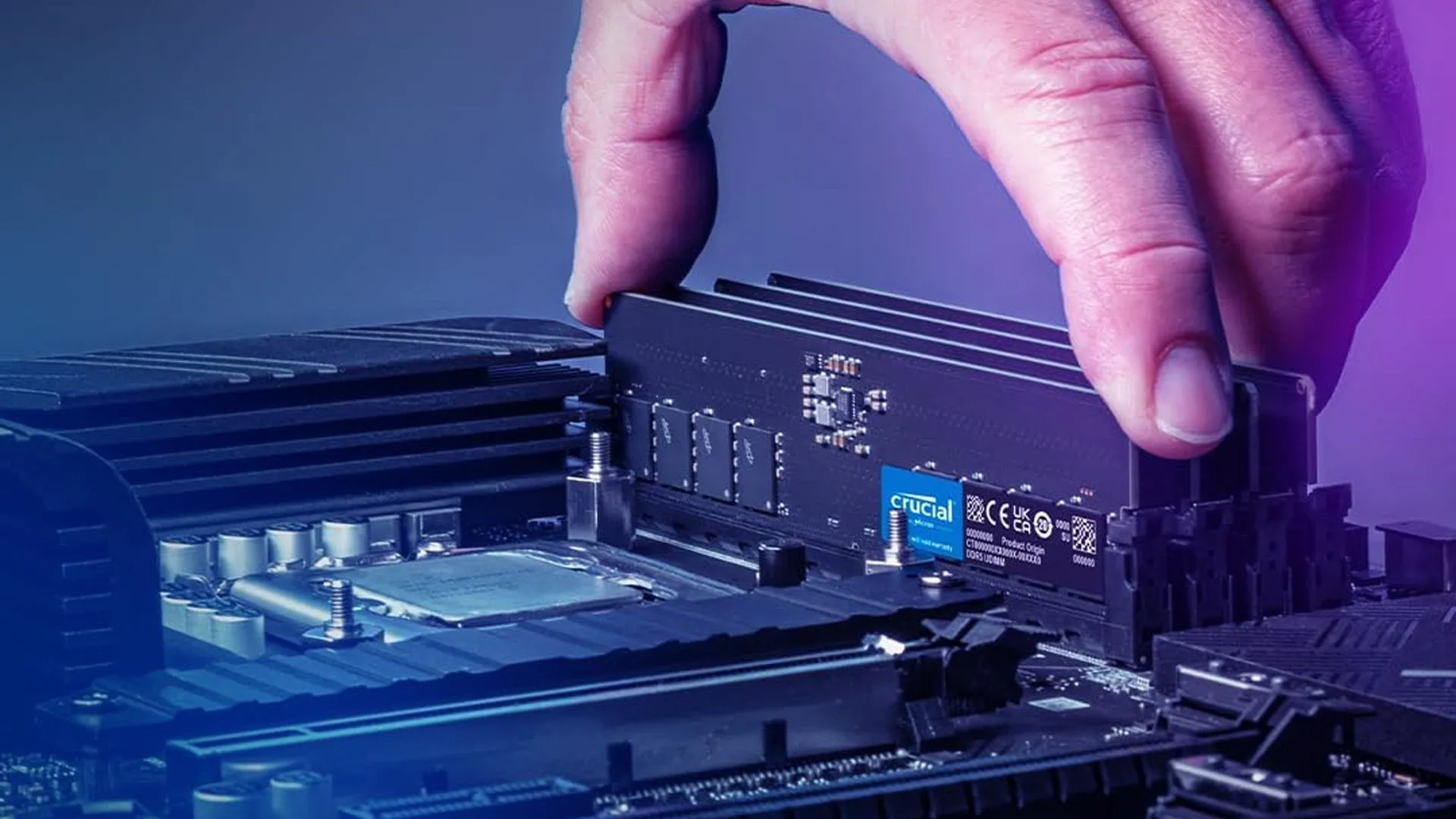Một tay đang lắp đặt thanh RAM DDR5 vào bo mạch chủ, minh họa quá trình nâng cấp linh kiện PC gaming.