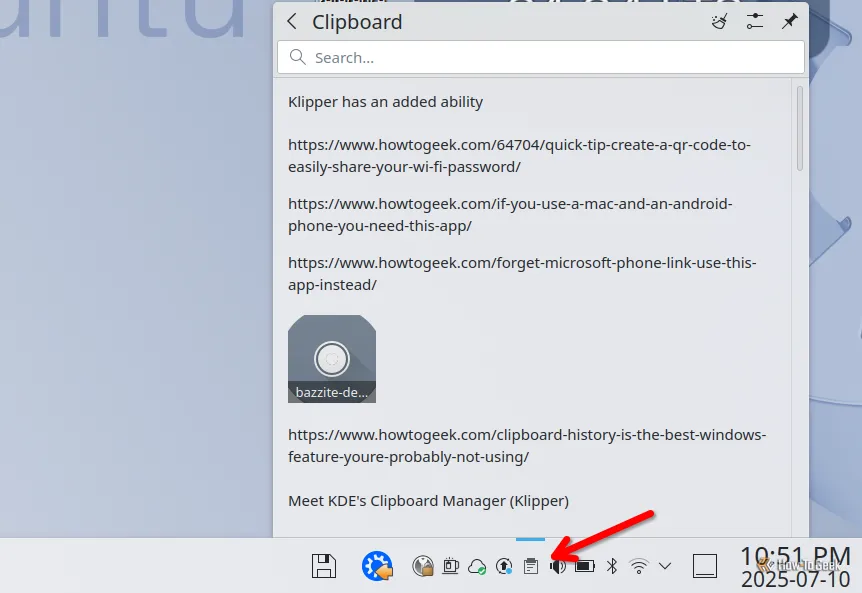 Mũi tên đỏ chỉ vào biểu tượng Klipper (clipboard) trên khay hệ thống của KDE Plasma.