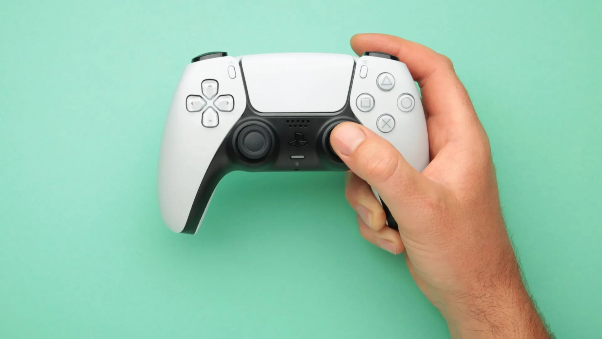 Người chơi đang sử dụng tay cầm không dây DualSense để trải nghiệm game trên Mac.