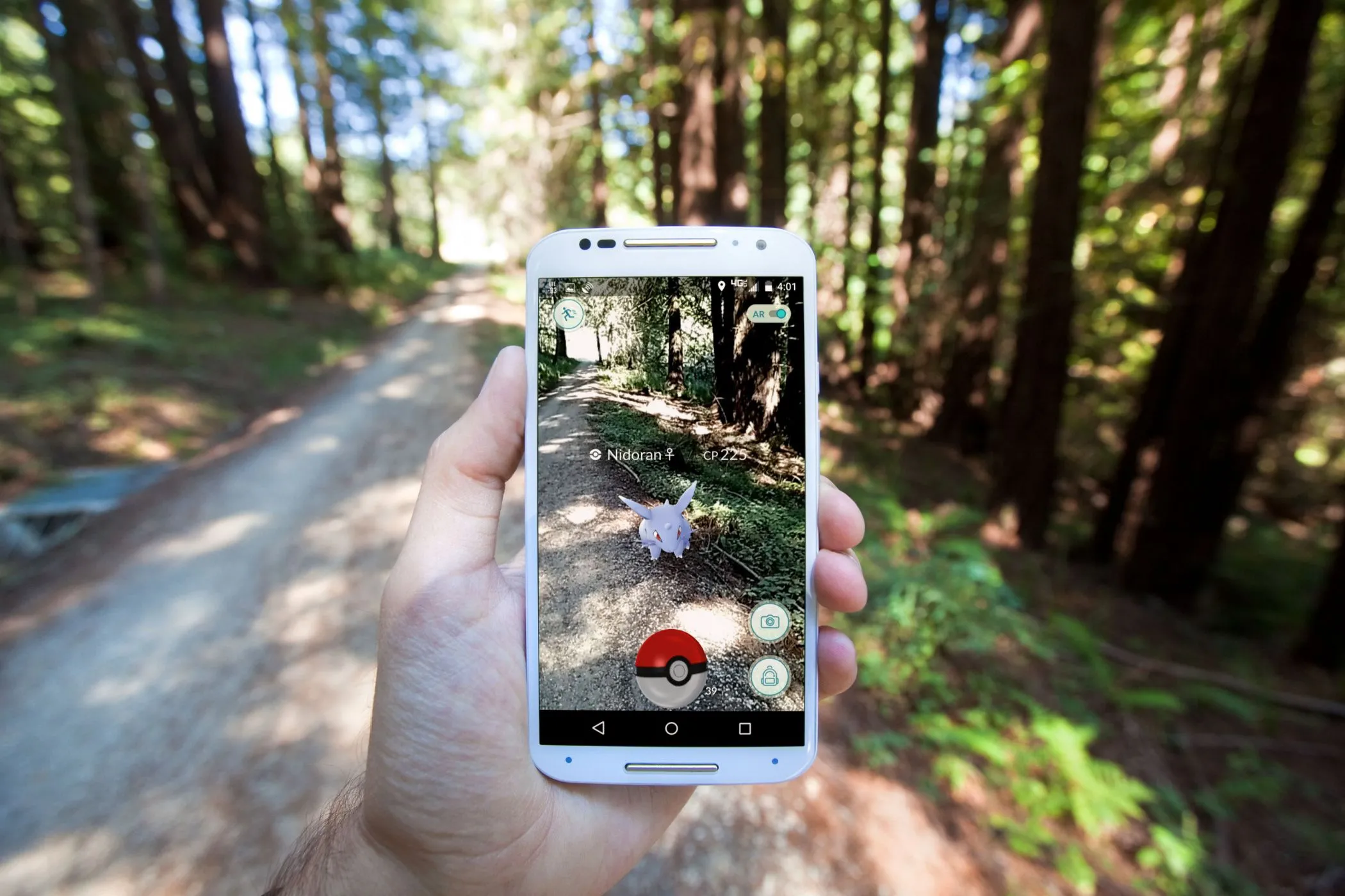 Người chơi tương tác với Pokémon GO, tựa game thực tế ảo tăng cường trên điện thoại