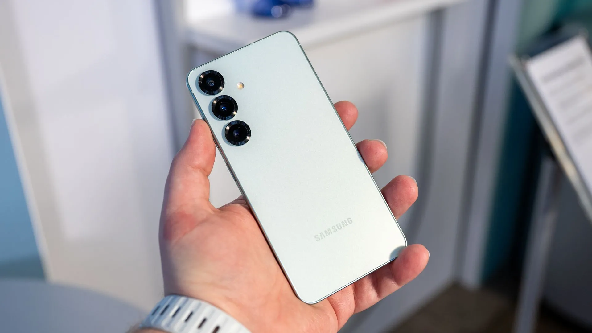 Người đang cầm Galaxy S25, nhìn vào cụm camera sau