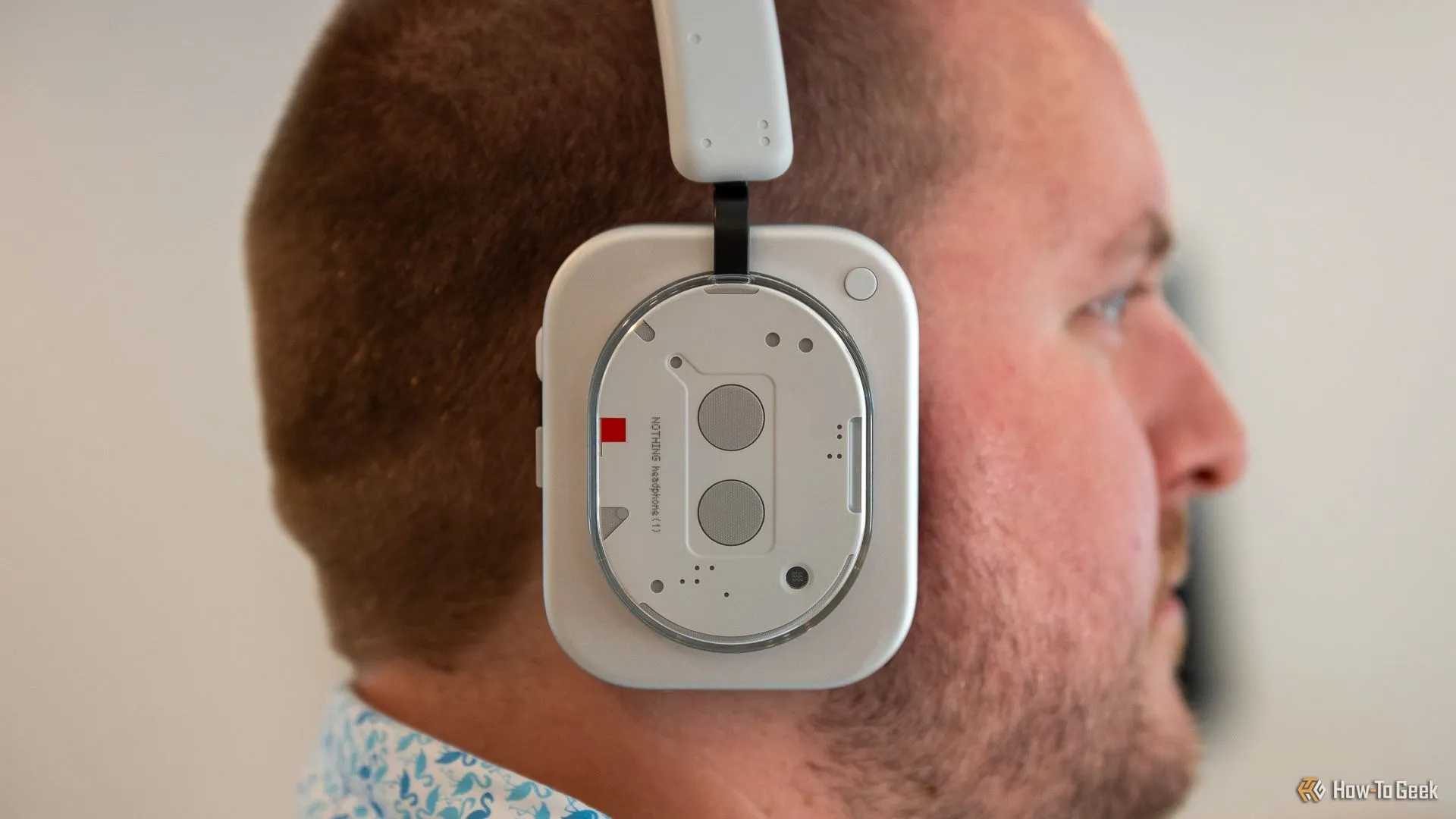Người đang đeo Nothing Headphone 1, một sản phẩm âm thanh của Nothing với thiết kế độc đáo và hiện đại.