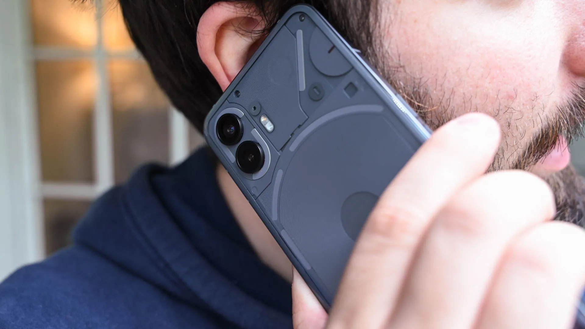 Người đang thực hiện cuộc gọi trên điện thoại Nothing Phone (2), biểu trưng cho chất lượng âm thanh rõ ràng.