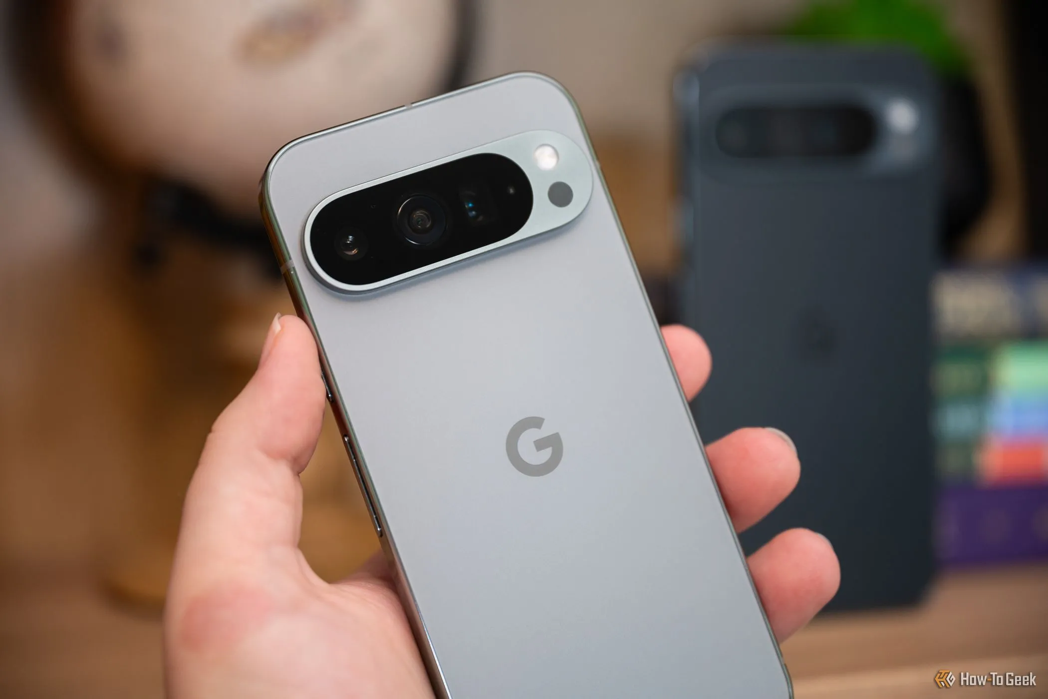 Người dùng cầm điện thoại Google Pixel 9 Pro XL, làm nổi bật camera