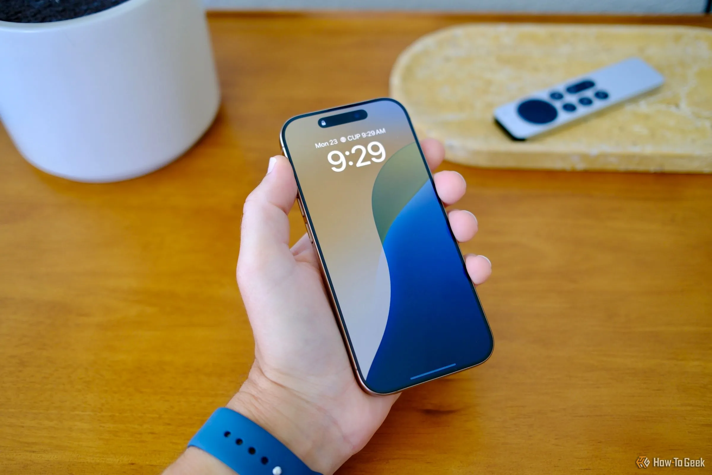 Người dùng cầm iPhone 16 Pro, minh họa tính năng Universal Clipboard.