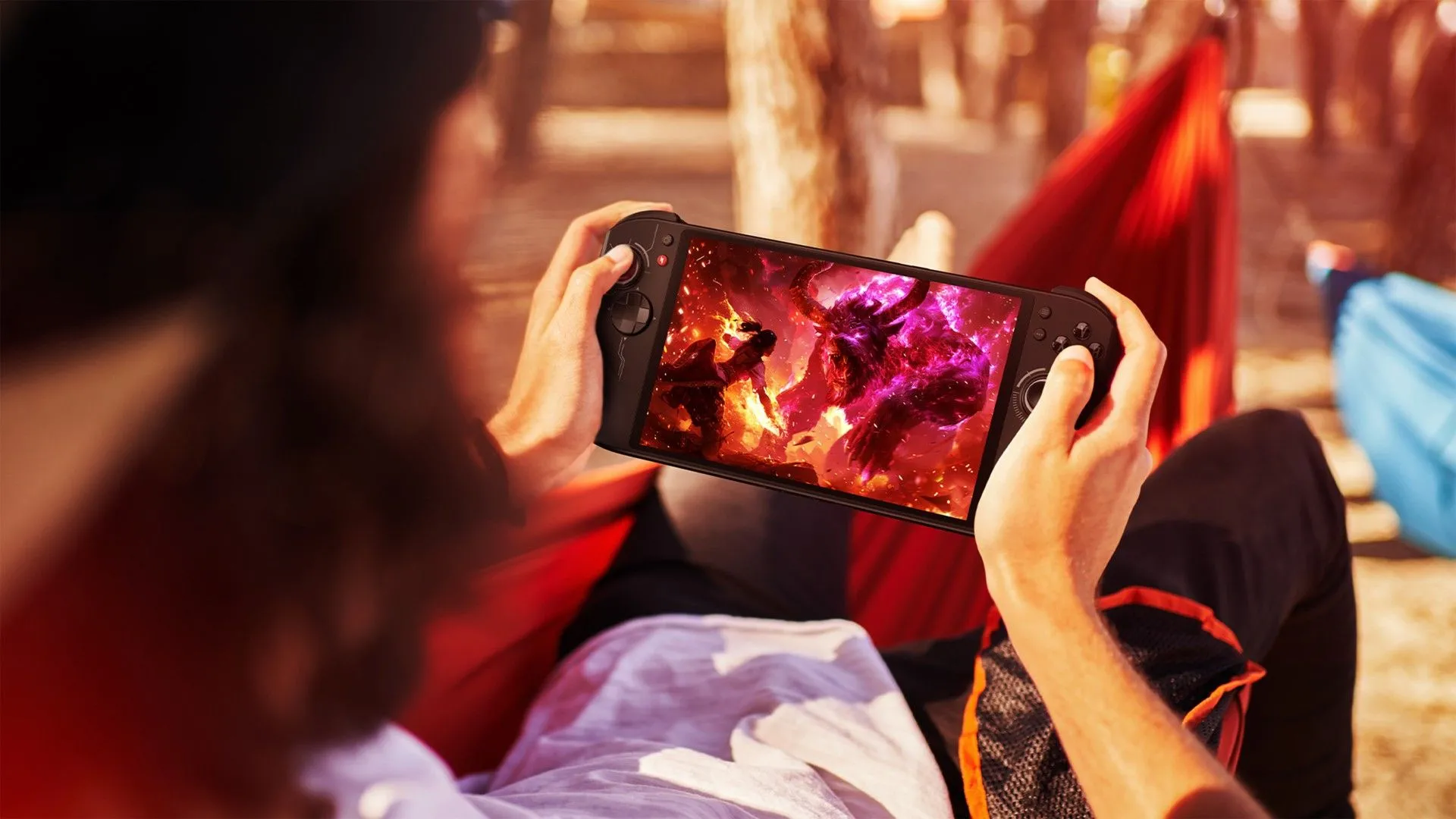 Người dùng đang cầm máy chơi game cầm tay Acer Nitro Blaze 8