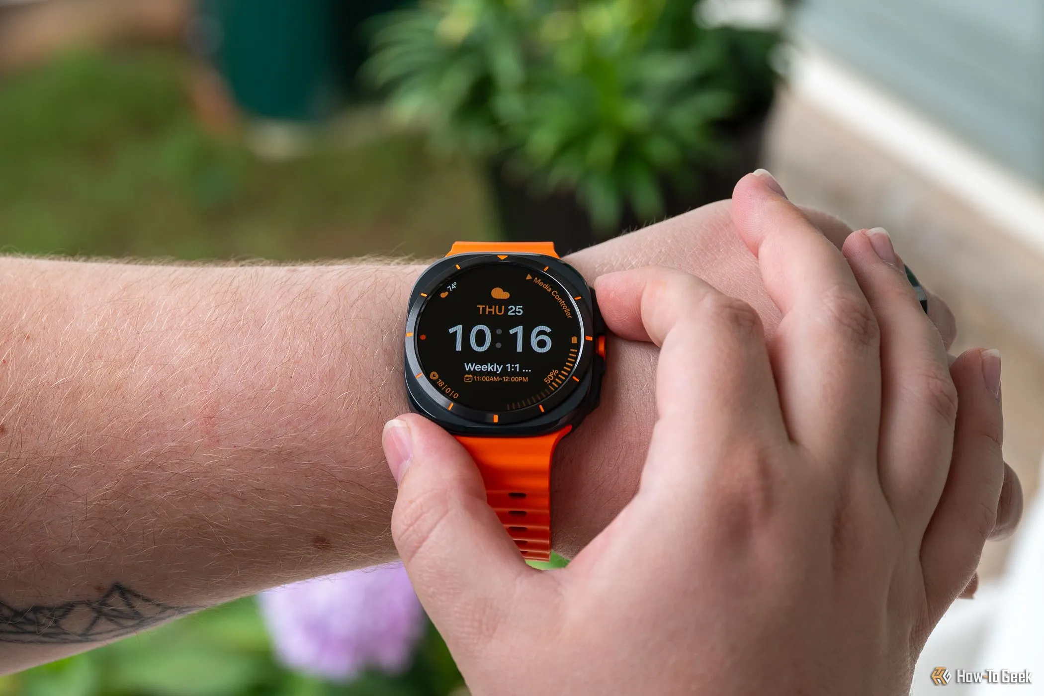 Người dùng đang đeo và thao tác với đồng hồ thông minh Samsung Galaxy Watch Ultra