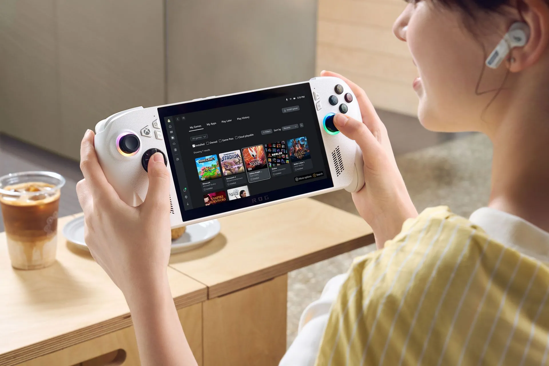 Người dùng đang sử dụng ASUS ROG Ally X cho các tác vụ PC