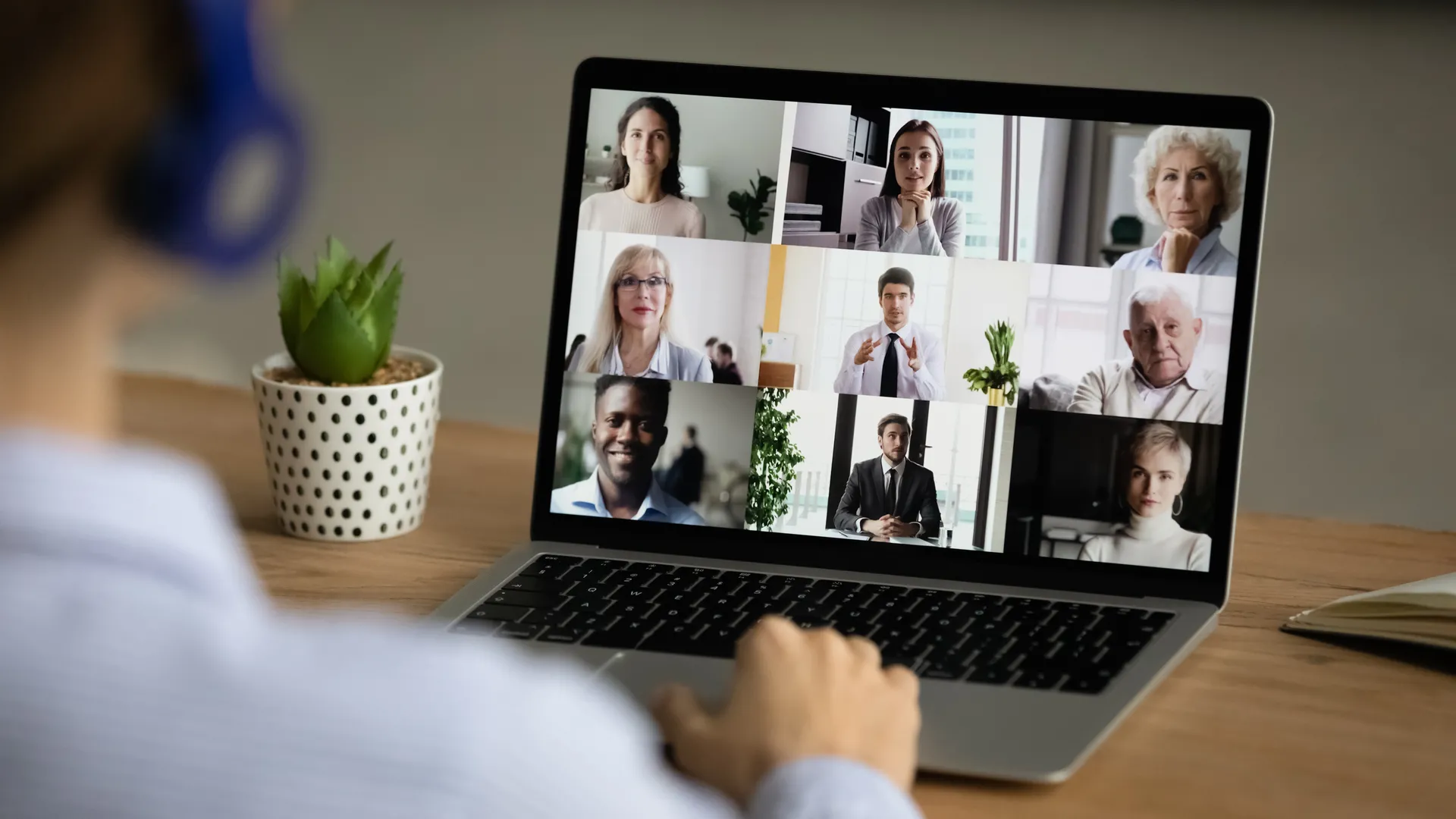 Người dùng đang tham gia cuộc gọi video, tượng trưng cho chất lượng hình ảnh sắc nét khi bật video HD trên Zoom.