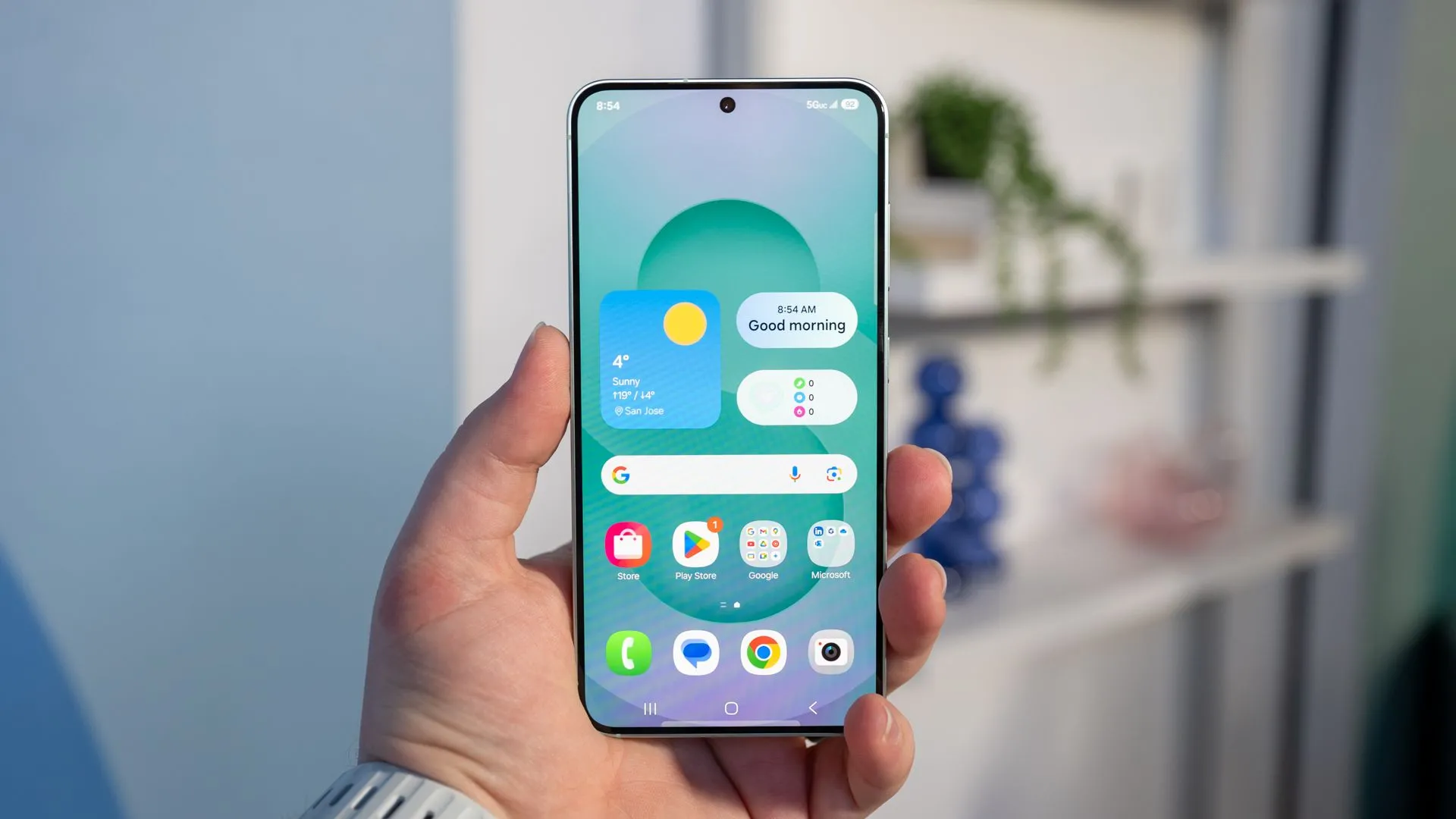 Người dùng đang thao tác trên màn hình Samsung Galaxy S25 Plus, cho thấy trải nghiệm hiển thị sống động.