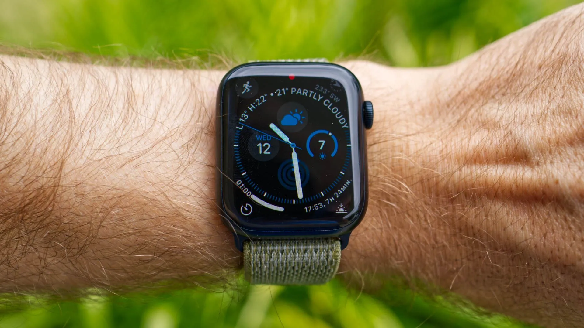 Người dùng đeo Apple Watch Series 8 trên cổ tay trong lúc tập luyện, theo dõi sức khỏe