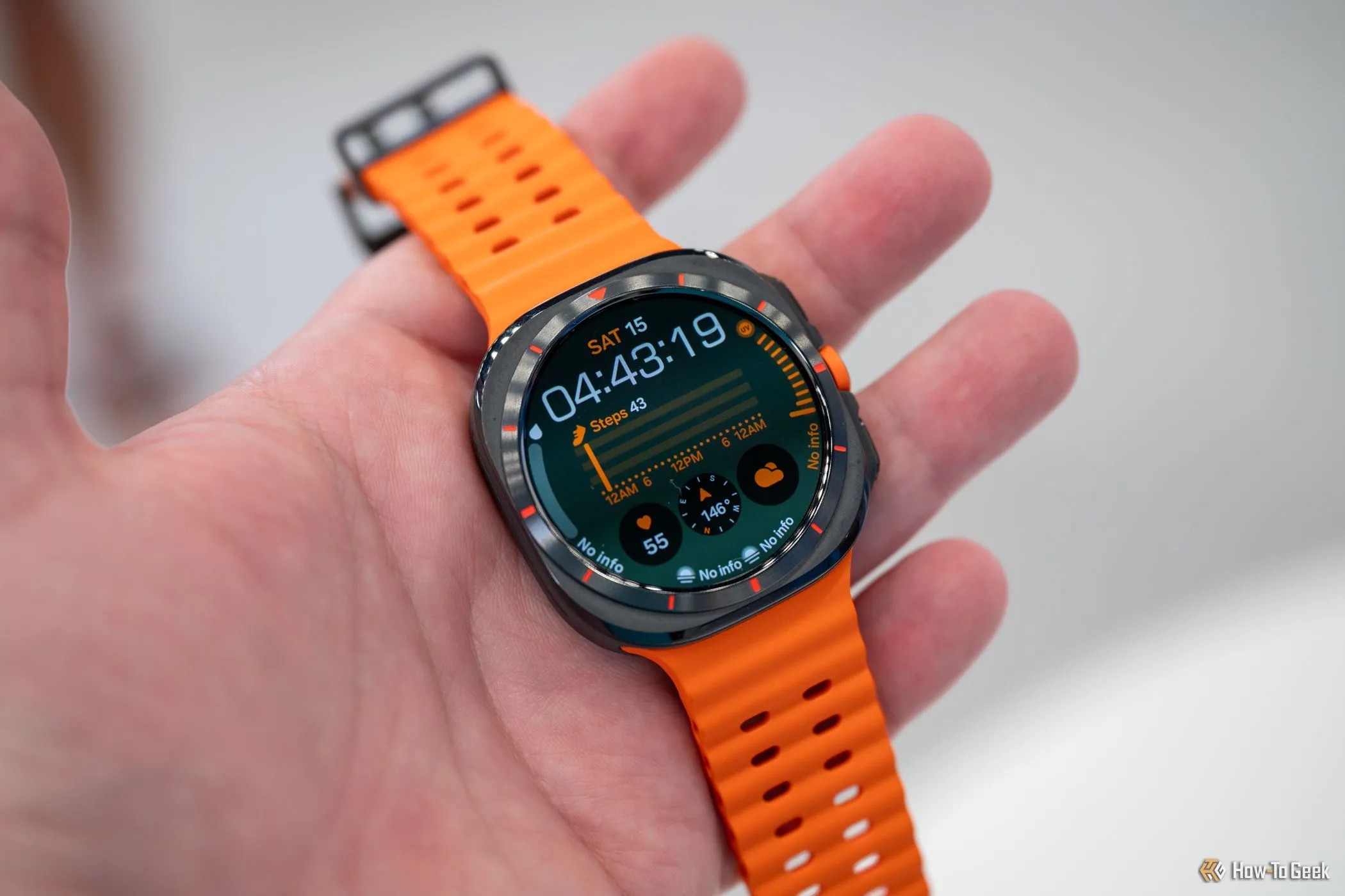 Người dùng đeo Samsung Galaxy Watch Ultra trên cổ tay