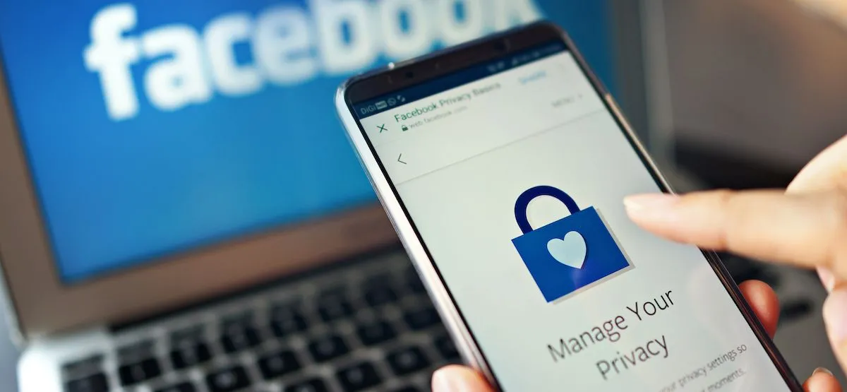 Người dùng quản lý cài đặt quyền riêng tư trên Facebook thông qua điện thoại thông minh.