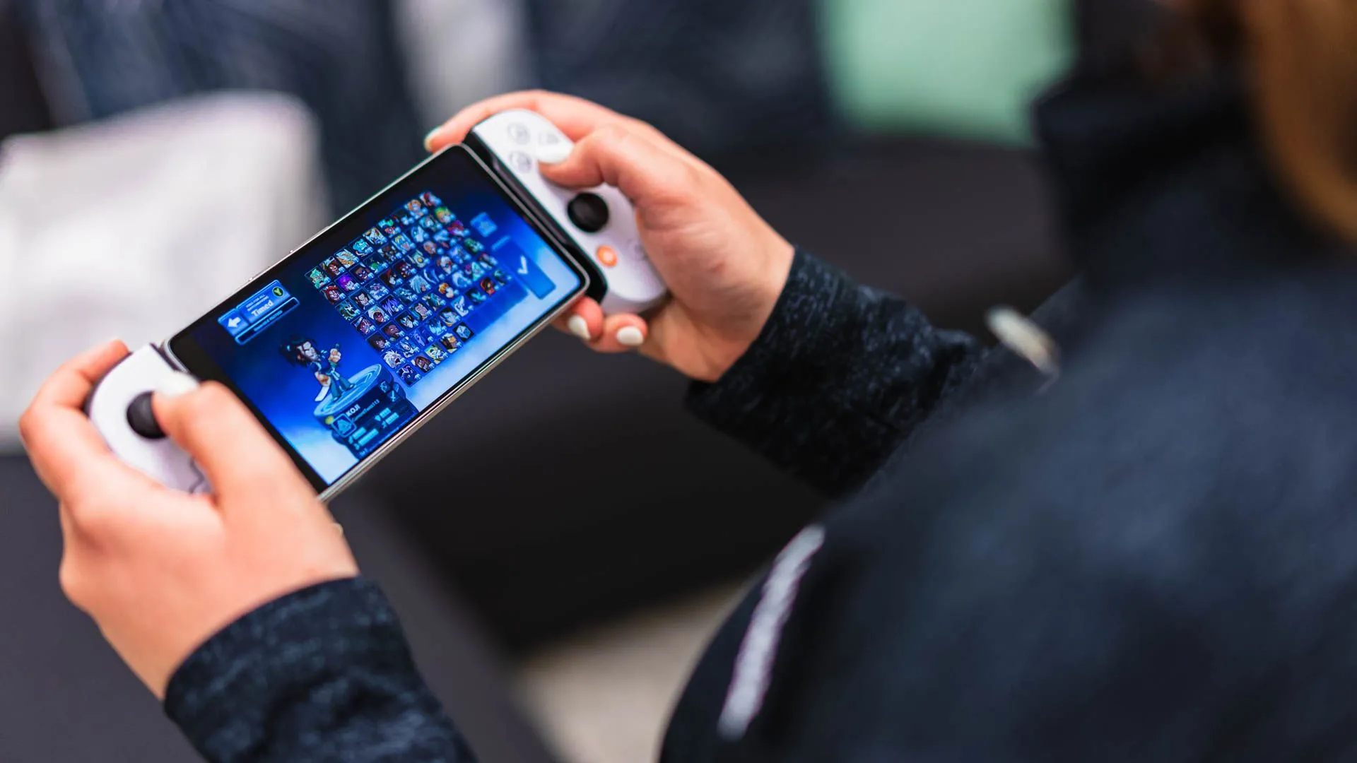 Người dùng trải nghiệm chơi game trên điện thoại Android gắn tay cầm Backbone One - PlayStation Edition, mô phỏng trải nghiệm console cầm tay.