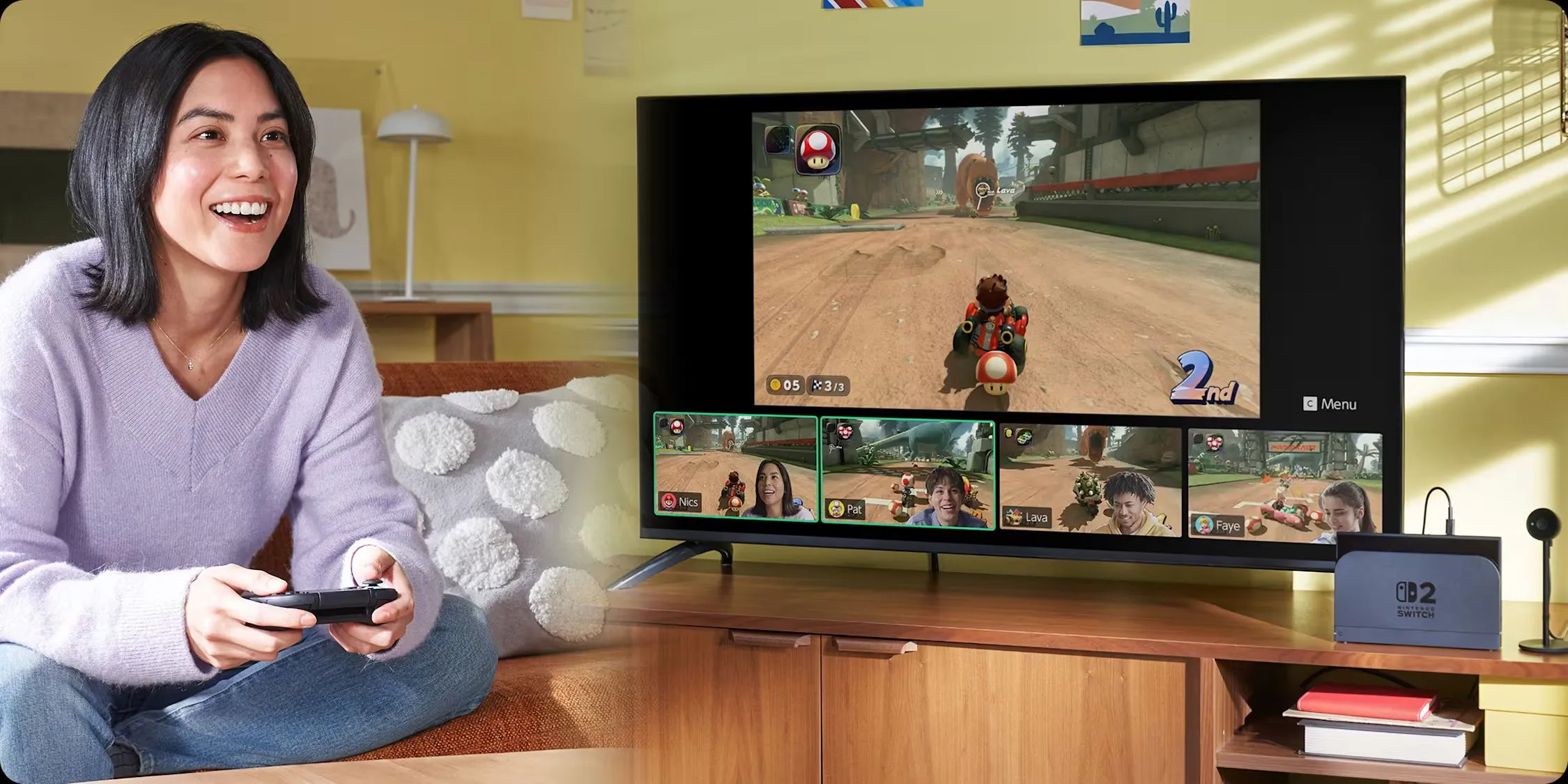 Người phụ nữ sử dụng tính năng GameChat trên Nintendo Switch 2 khi đang chơi Mario Kart World.