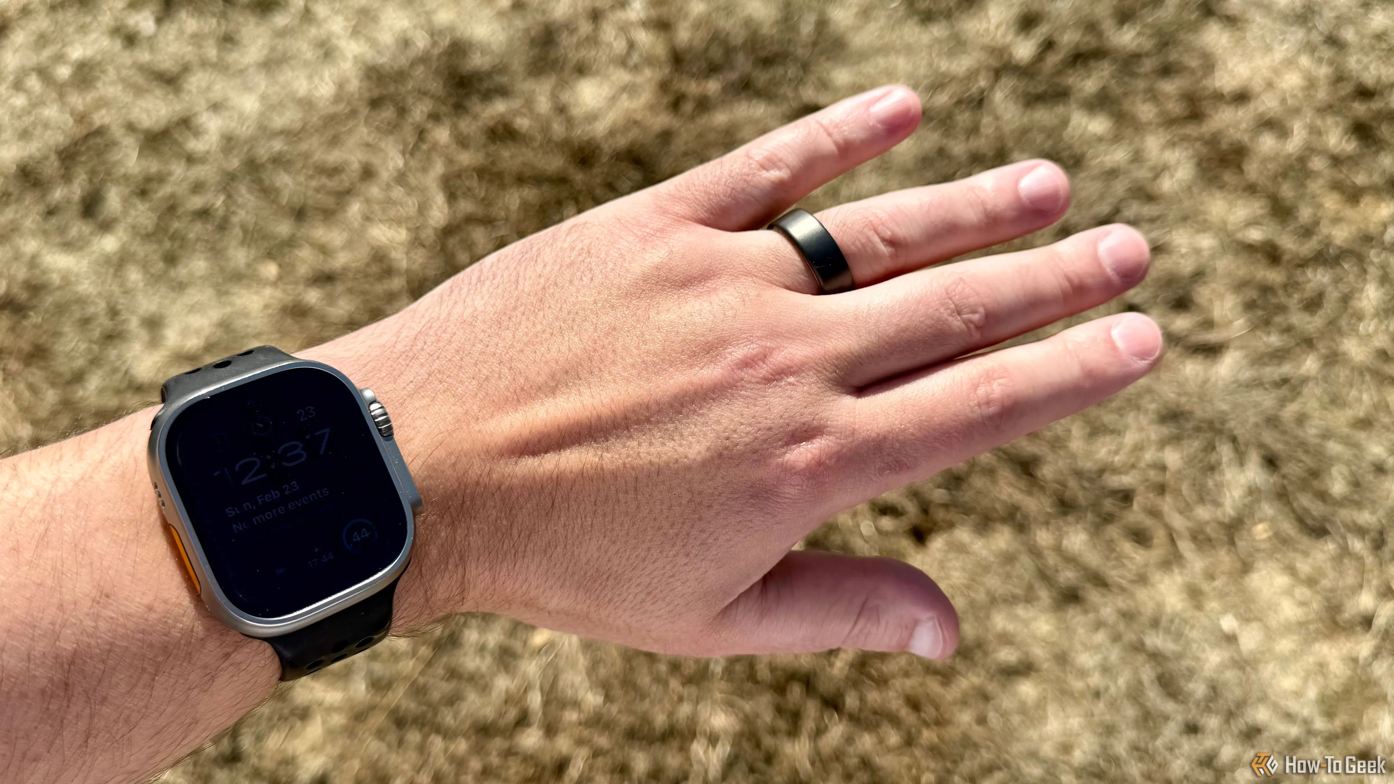 Nhẫn thông minh Oura Ring 4 được đeo trên ngón áp út, vị trí tối ưu cho việc theo dõi sức khỏe.