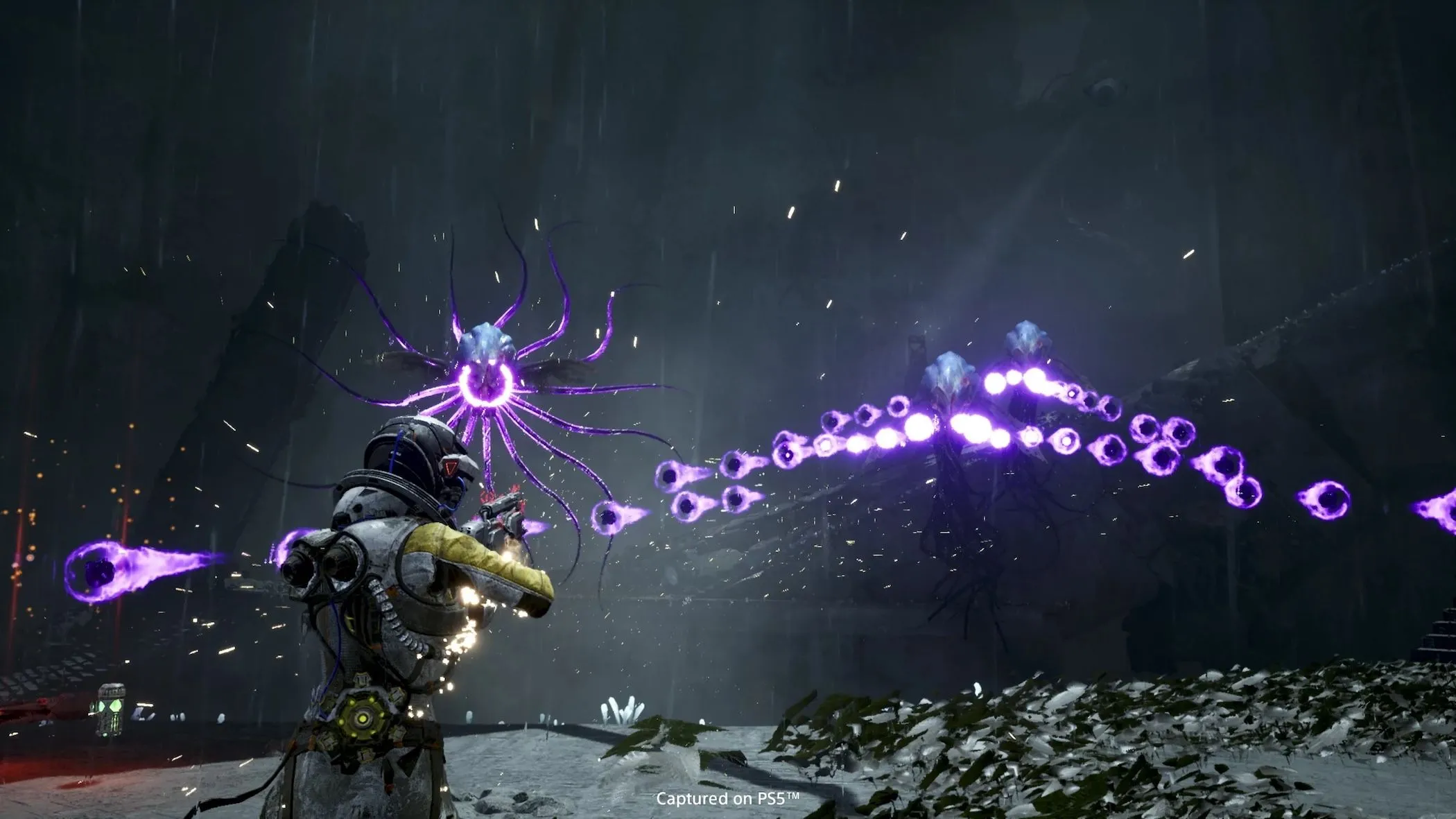 Nhân vật Selene bắn quái vật ngoài hành tinh trong game roguelike Returnal