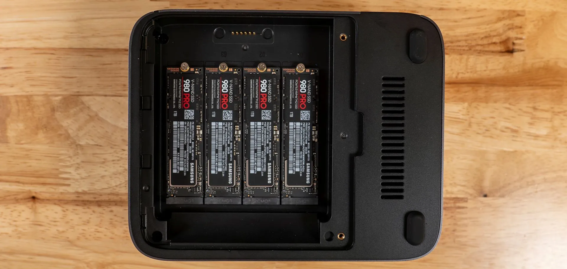 Nhiều ổ cứng SSD NVMe được lắp trong hộp bảo vệ, cho thấy khả năng mở rộng lưu trữ tốc độ cao trên bo mạch chủ hiện đại.