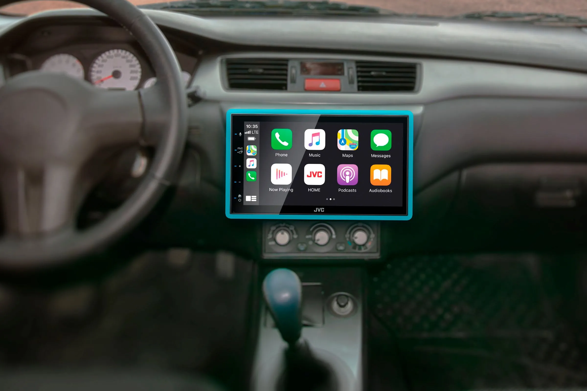 Nội thất ô tô cũ với màn hình trung tâm sẵn sàng nâng cấp Android Auto không dây