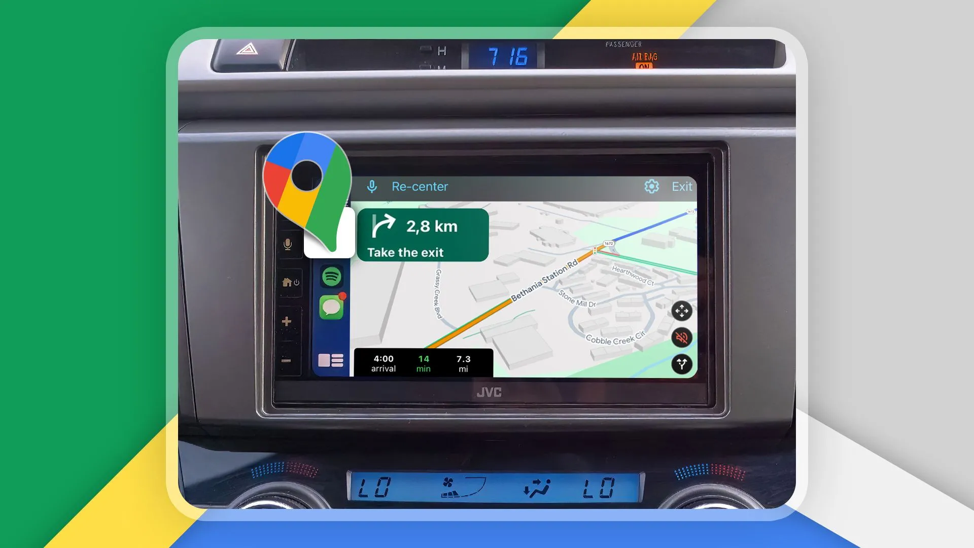 Nội thất ô tô với Apple CarPlay và Google Maps đang mở