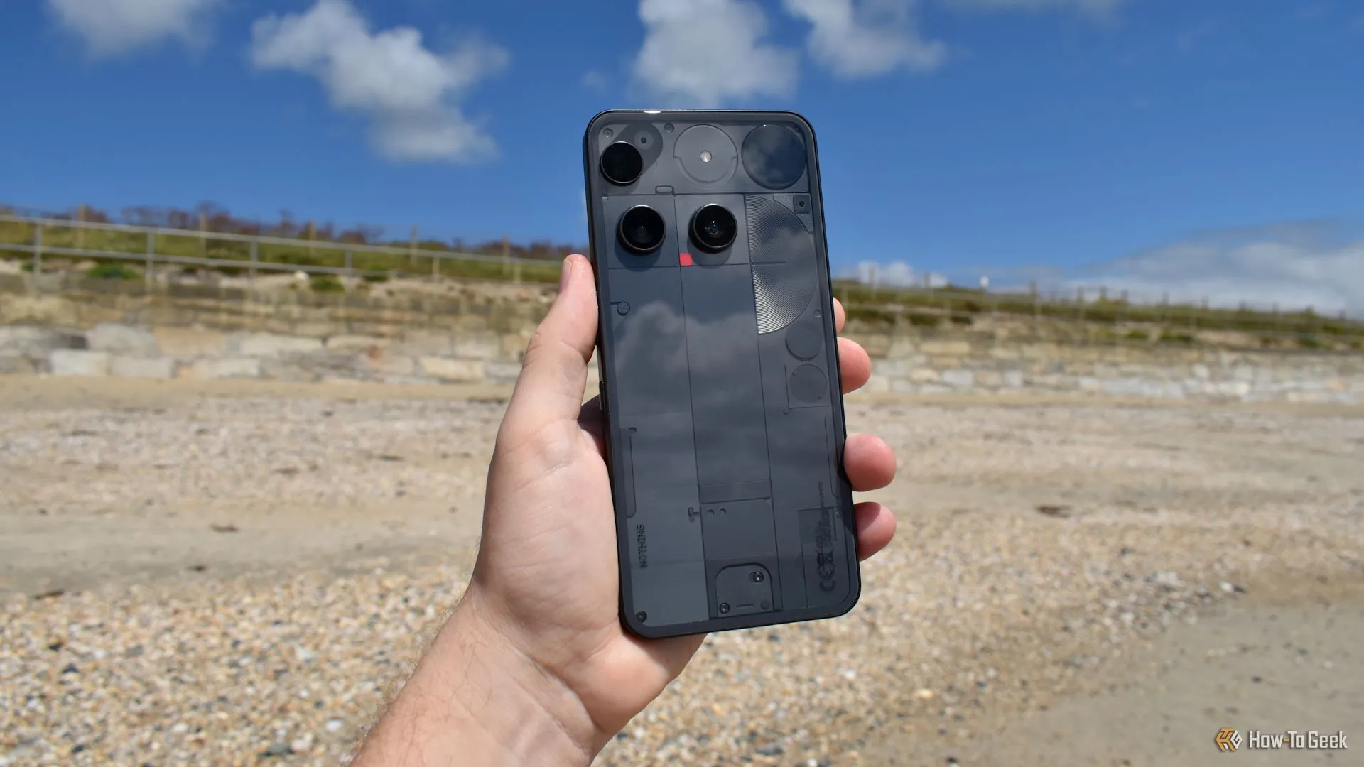 Nothing Phone 3 được cầm trên tay tại bãi biển.
