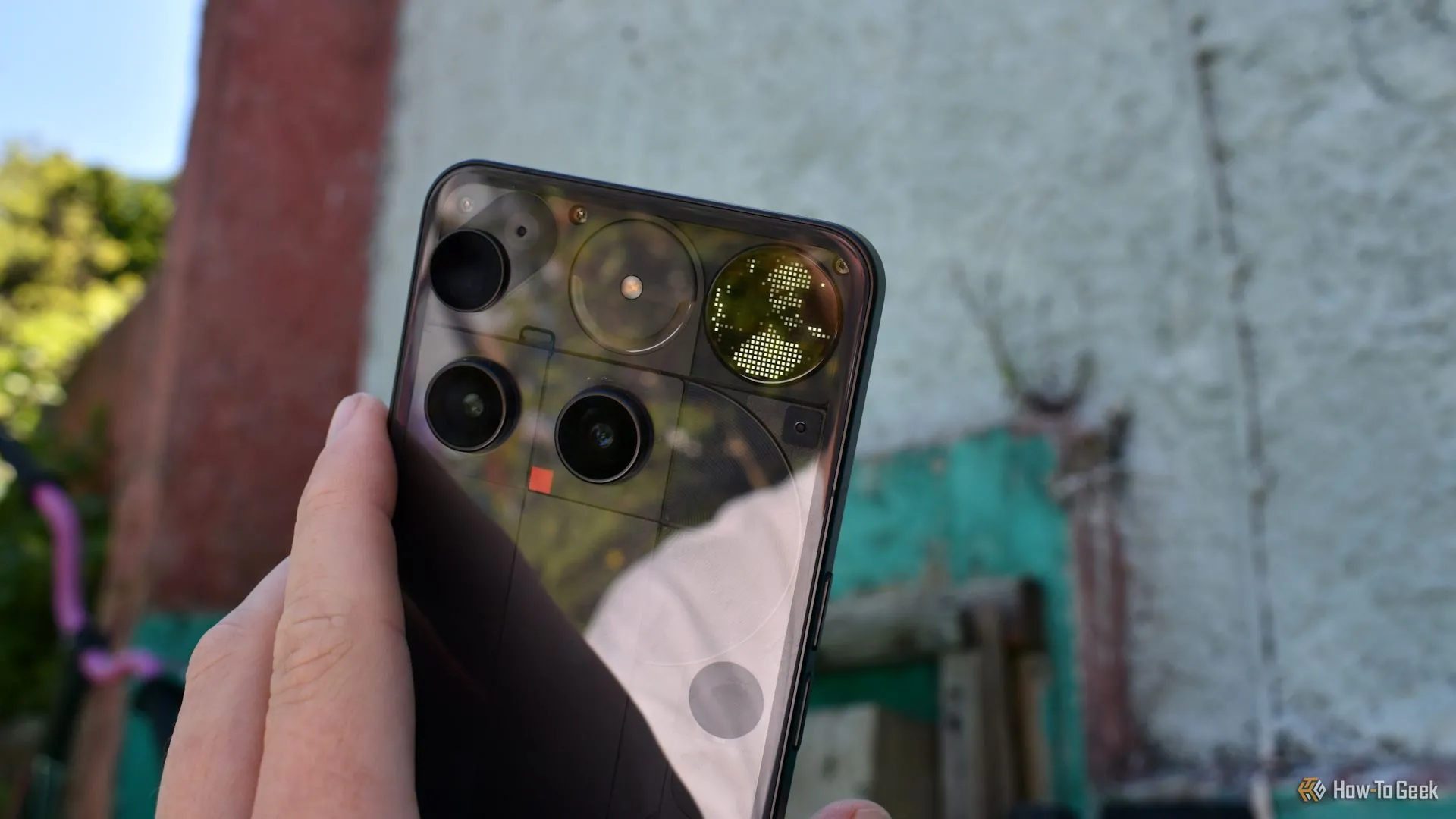 Nothing Phone 3 hiển thị hình ảnh selfie trên Glyph Matrix.