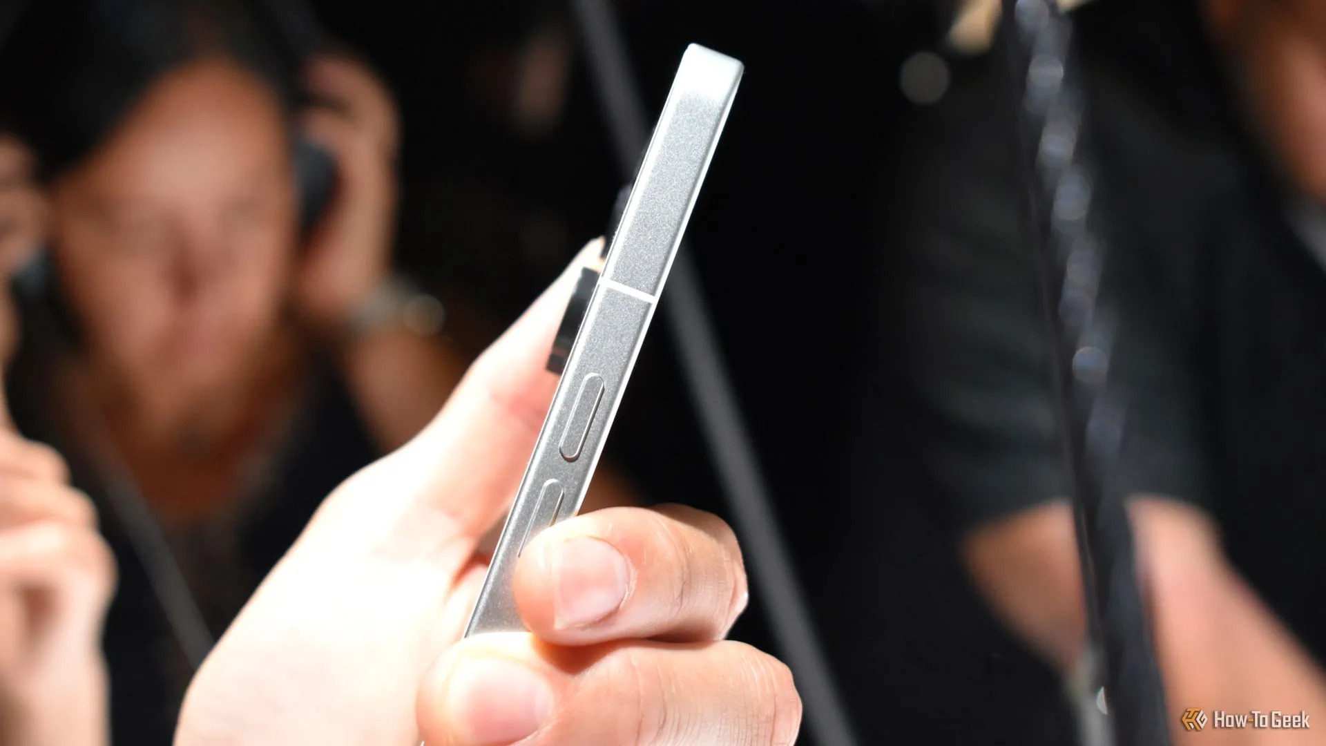 Nothing Phone 3 phiên bản màu trắng cầm trên tay tại sự kiện ra mắt.