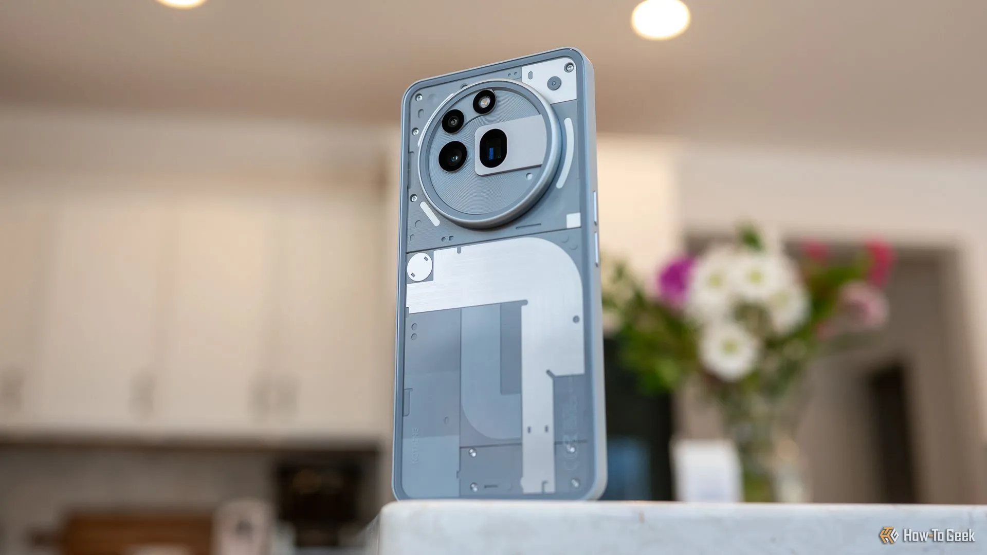 Nothing Phone (3a) Pro với thiết kế mặt lưng đặc trưng, thể hiện sự khác biệt trong ngôn ngữ thiết kế của Nothing.