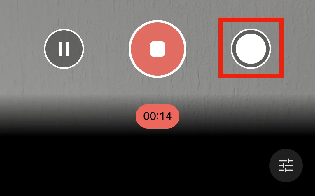 Nút chụp ảnh tĩnh xuất hiện khi đang quay video trên Pixel Camera