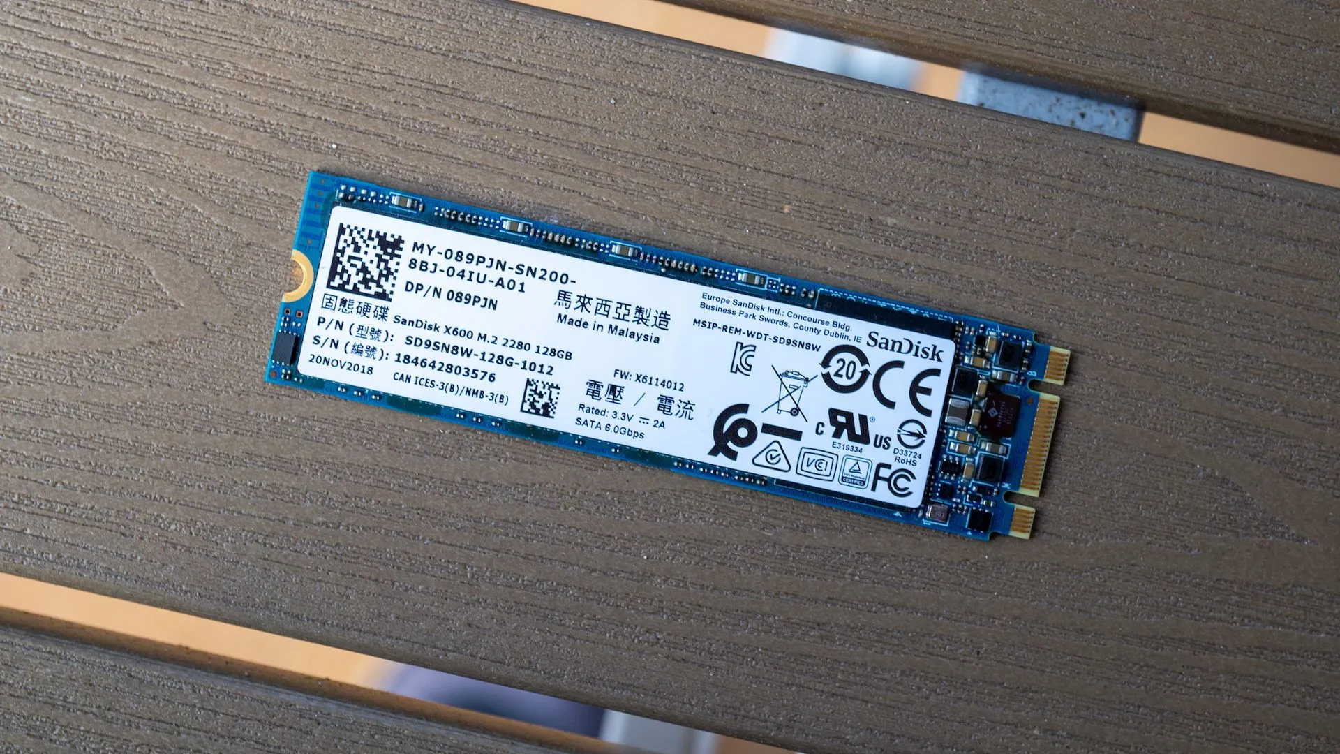 Ổ cứng NVMe SSD trên bàn, tượng trưng cho dữ liệu được mã hóa bằng BitLocker trên Windows 11 Pro