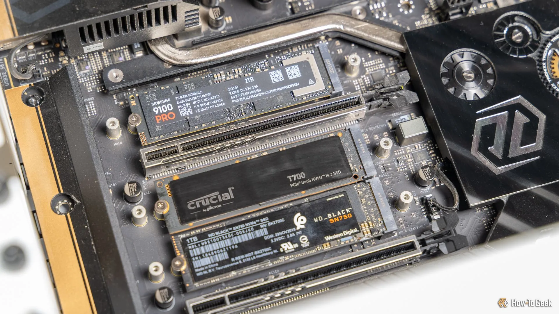 Ổ cứng Samsung 9100 PRO NVMe SSD được lắp trên bo mạch chủ cùng các ổ M.2 khác.