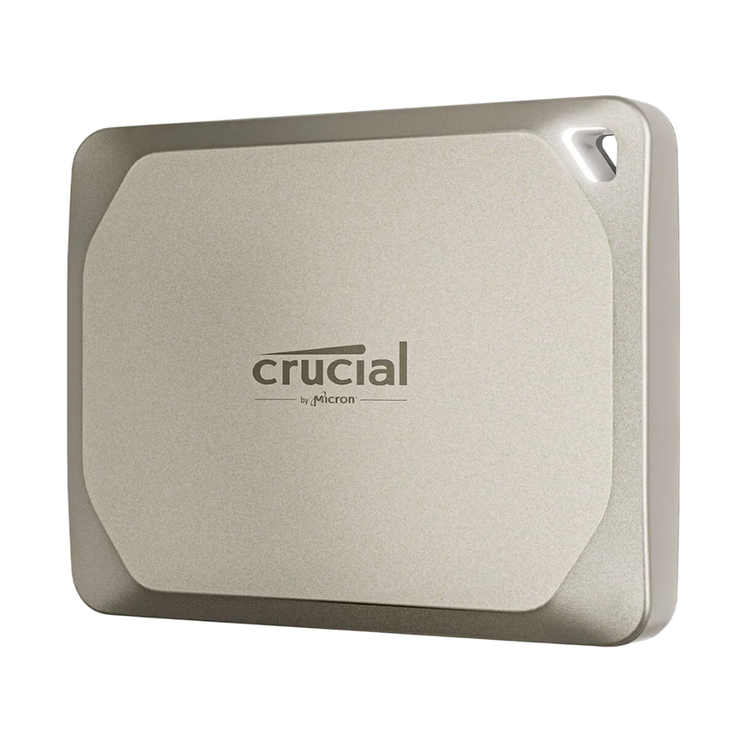 Ổ cứng SSD di động Crucial X9 Pro màu bạc nằm trên bàn, sẵn sàng cho người dùng Mac