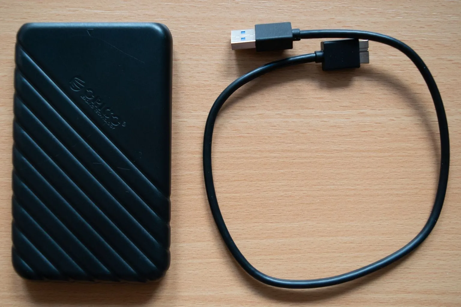 Ổ SSD rời DIY sử dụng Samsung 850 EVO kết nối qua USB trên bàn làm việc