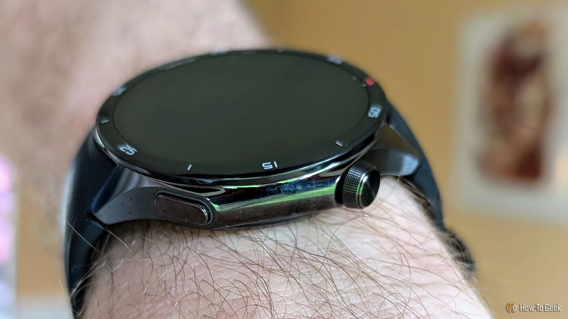 OnePlus Watch 3 đeo trên cổ tay, khẳng định sự kết hợp giữa phong cách và tính năng.