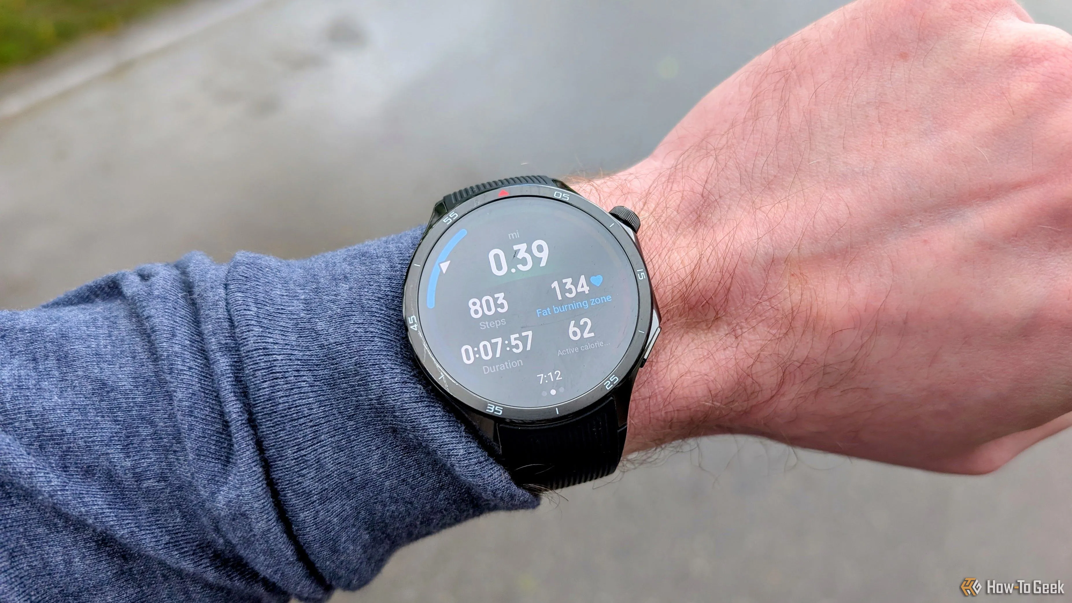 OnePlus Watch 3 được sử dụng ngoài trời, minh họa khả năng theo dõi hoạt động thể chất.