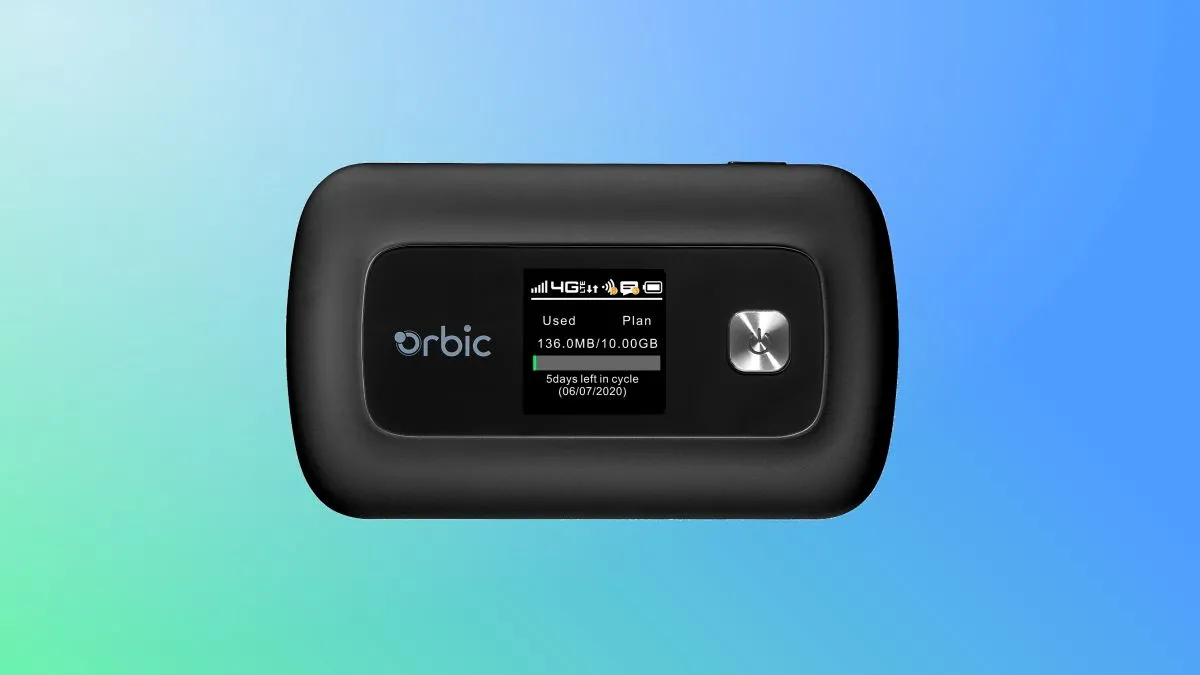 Orbic Speed 5G UW trên nền xanh, nhấn mạnh thiết kế hiện đại và khả năng kết nối 5G mạnh mẽ của thiết bị phát Wi-Fi.