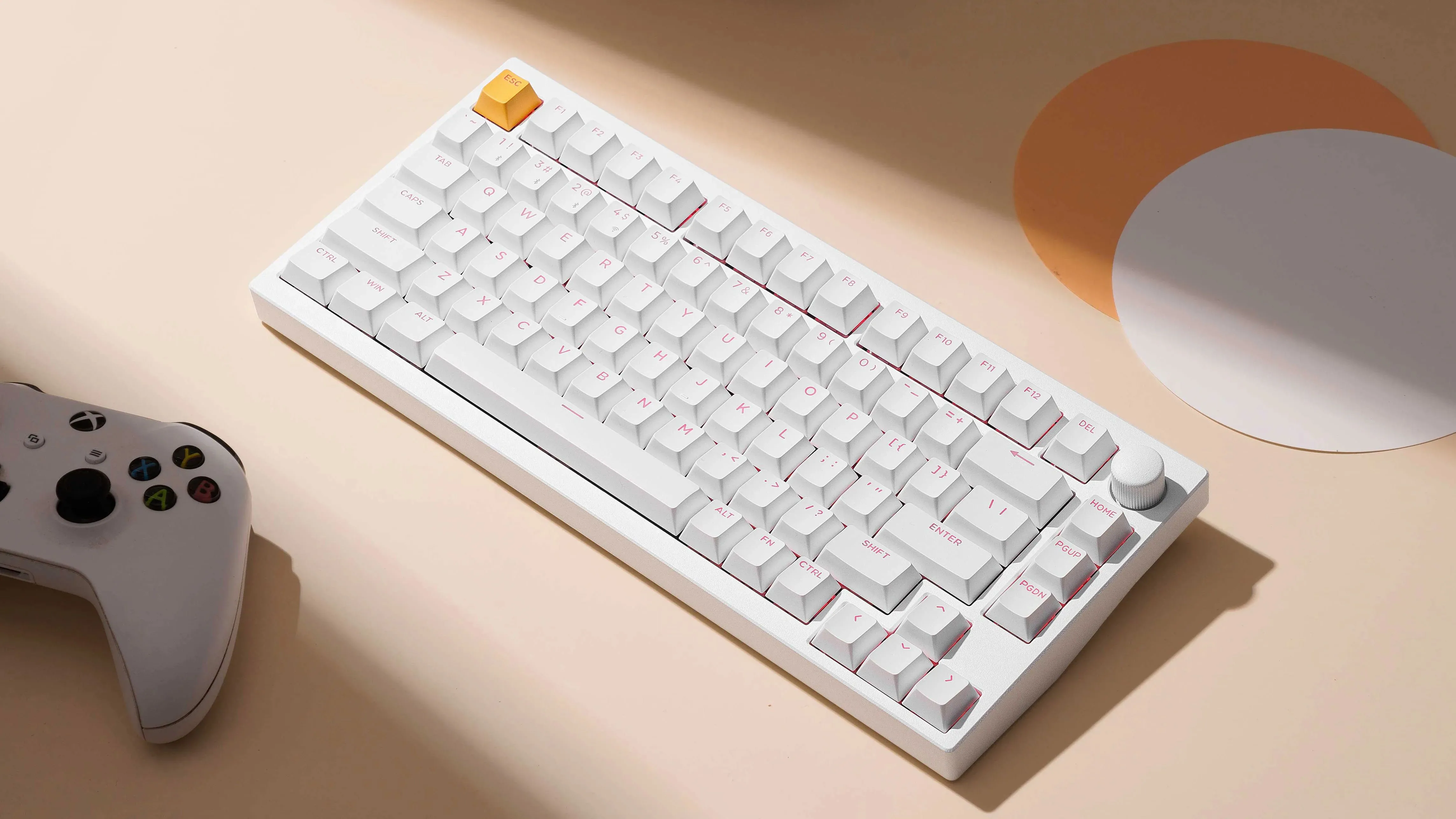 Phiên bản màu trắng của bàn phím cơ Keychron Lemokey P1 HE, nổi bật với keycap xuyên đèn và các chi tiết thiết kế mới mẻ.