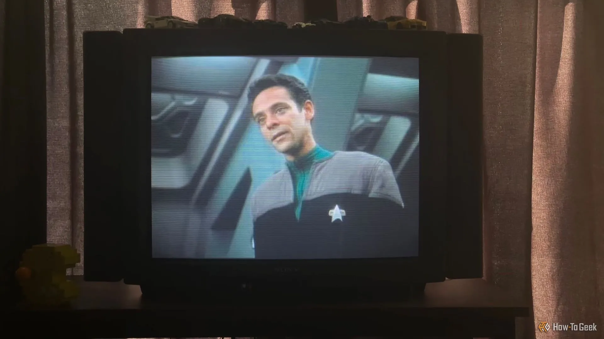 Phim Star Trek Deep Space 9 được chiếu trên TV CRT cũ